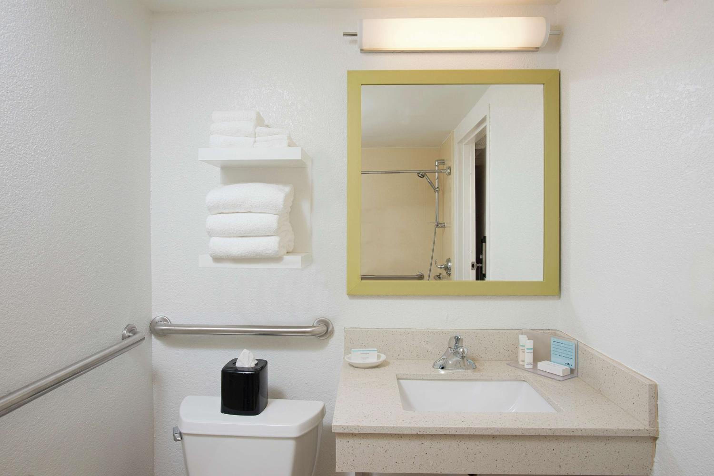 King Room with Roll-In Shower - Mobility and Hearing Access/Non-Smoking - Photo 3