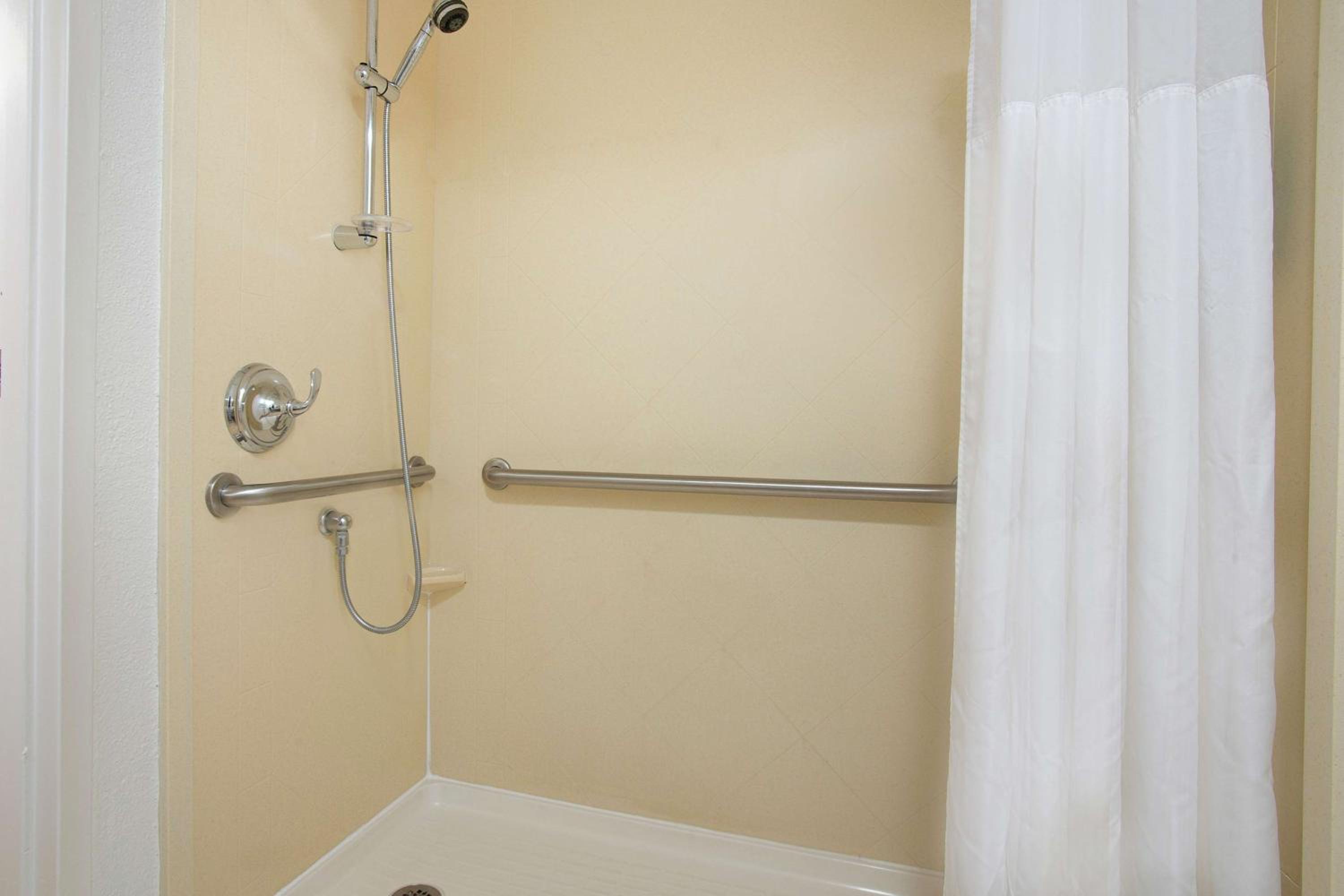 King Room with Roll-In Shower - Mobility and Hearing Access/Non-Smoking - Photo 4