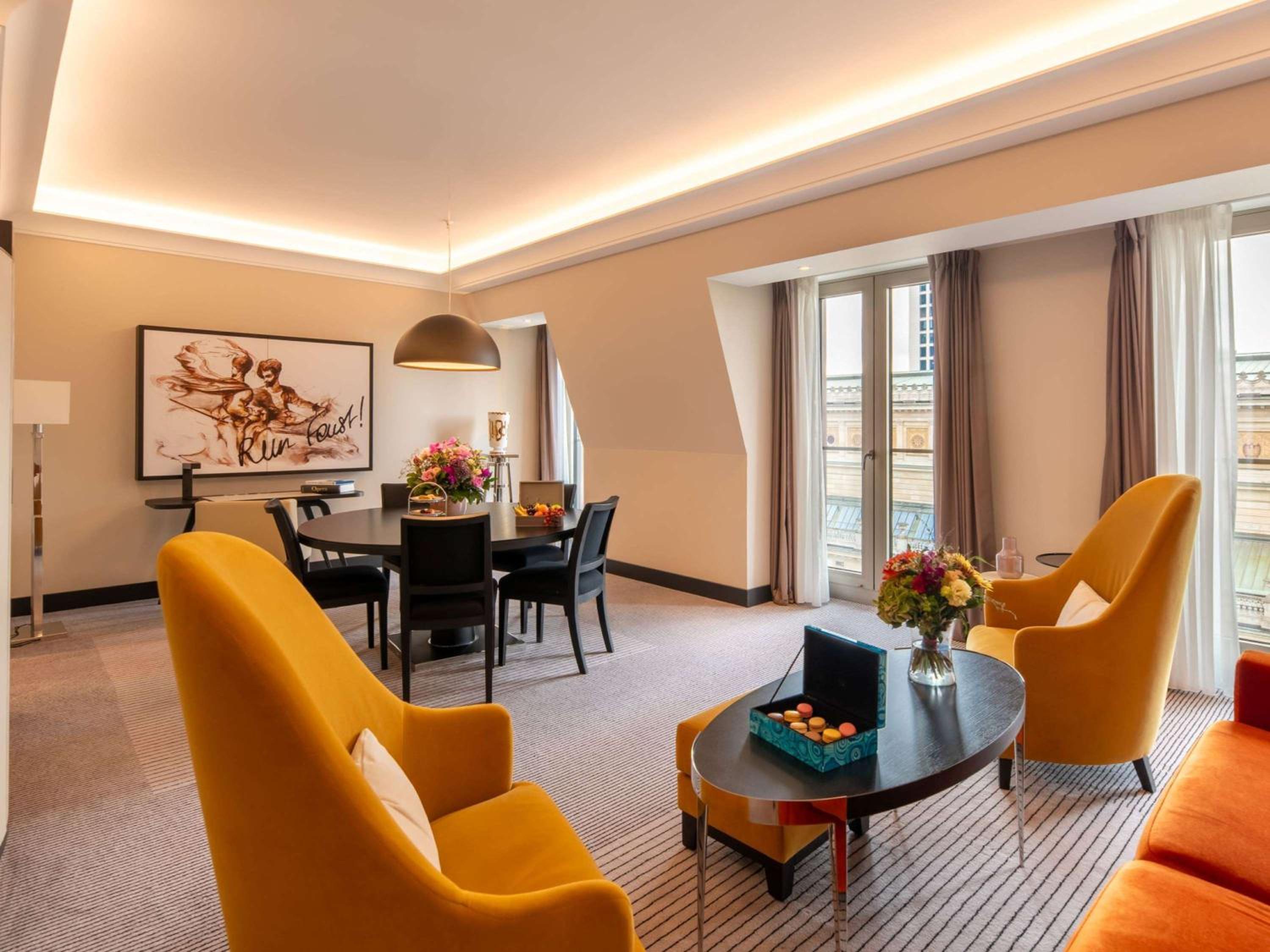 Opera Suite with One King Bed and City View - High Floor, photo 6