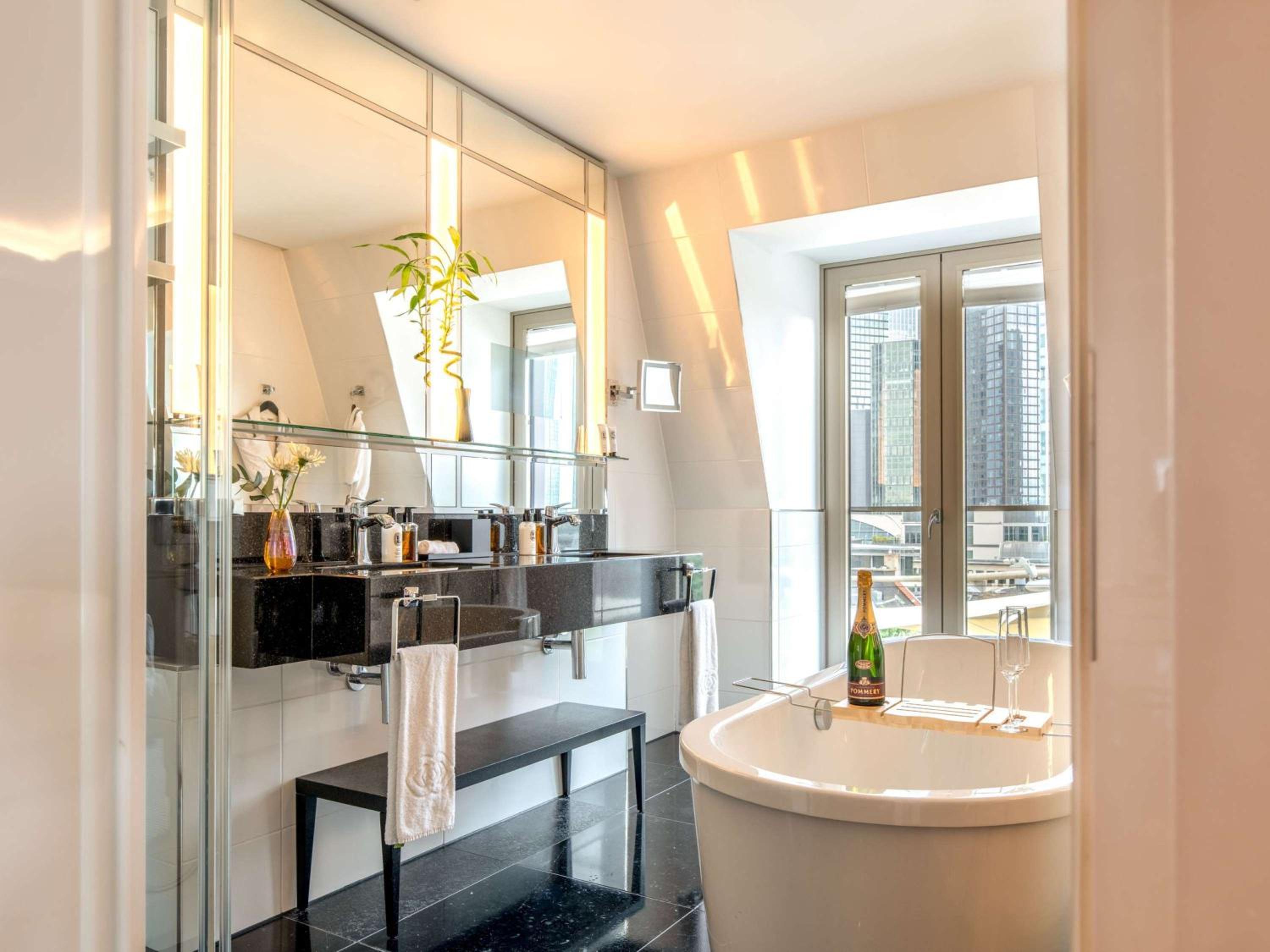 Operasuite mit einem Kingsize-Bett und Stadtblick – Hohe Etage photo