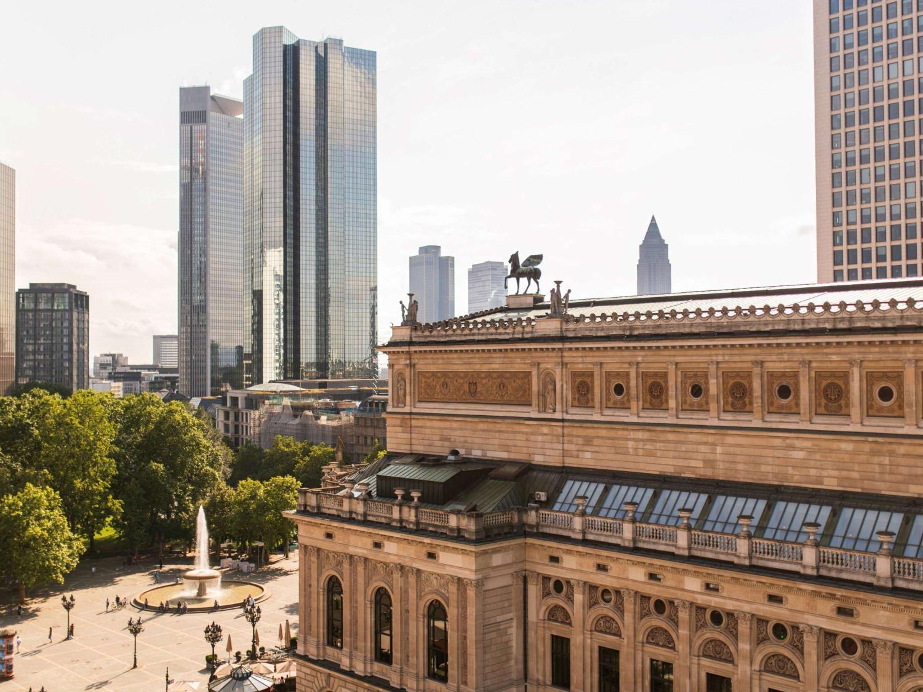 Operasuite mit einem Kingsize-Bett und Stadtblick – Hohe Etage photo