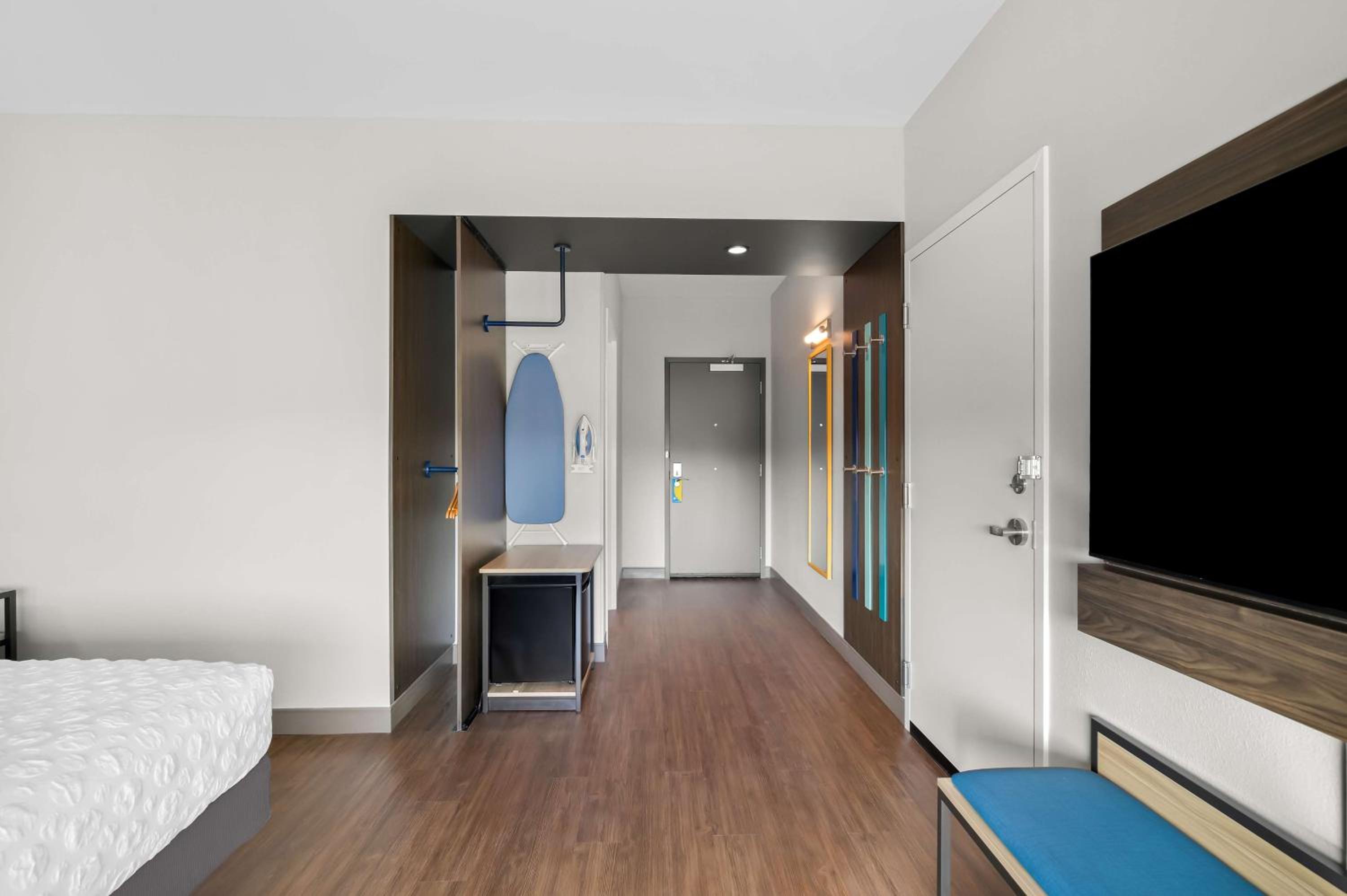 King Room with Roll-In Shower - Mobility Access - Photo 1