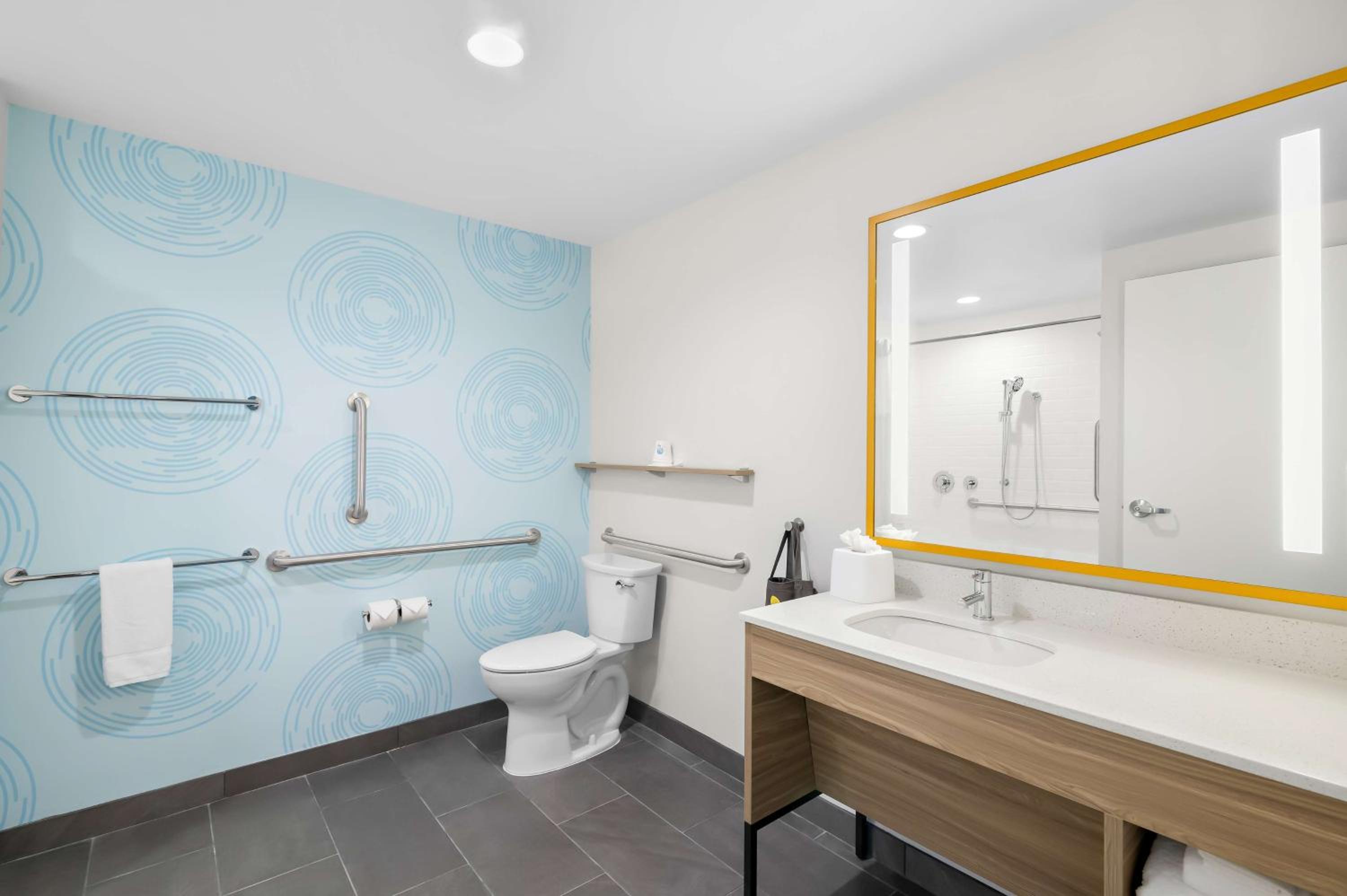 King Room with Roll-In Shower - Mobility Access - Photo 4