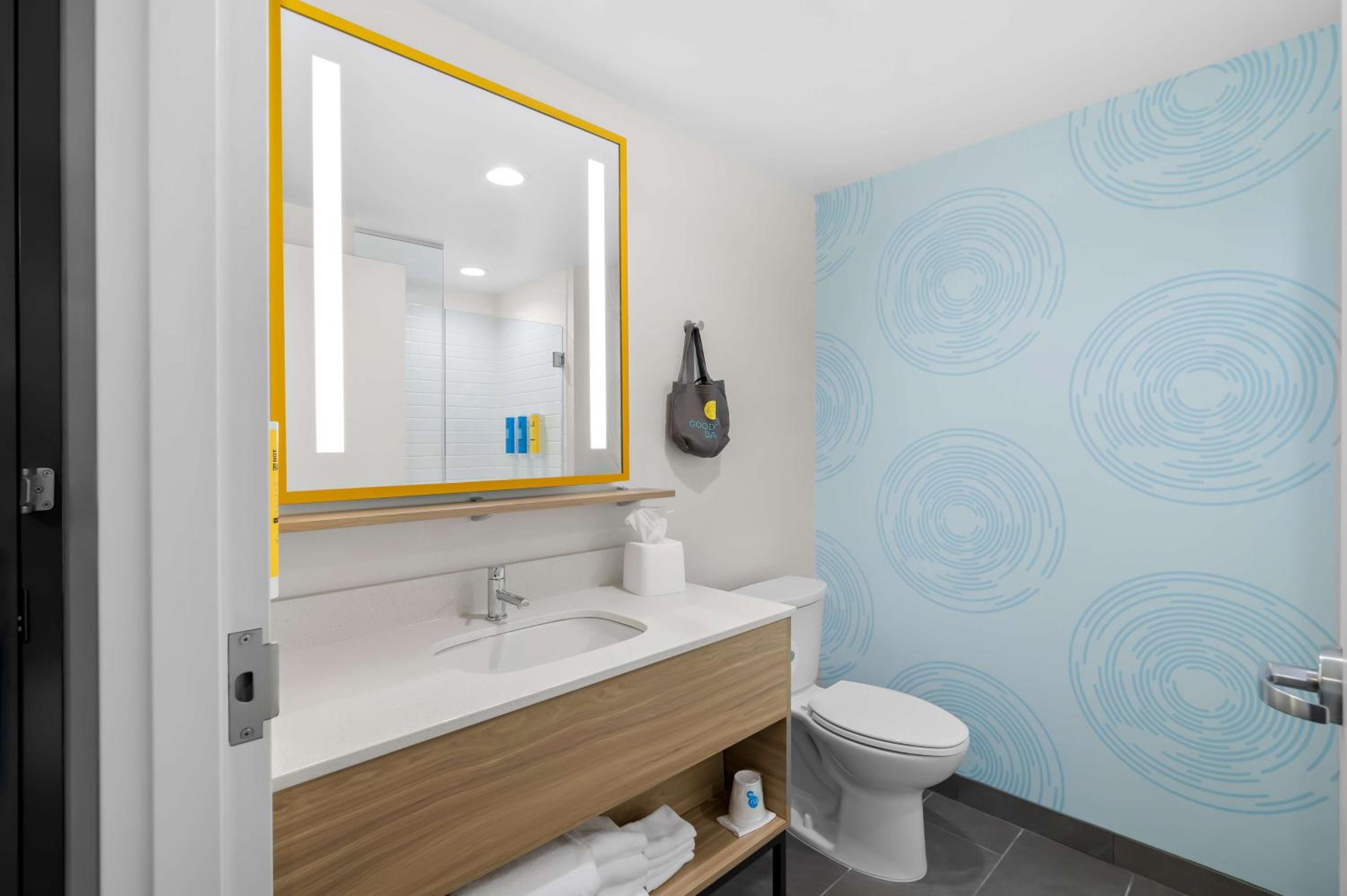 King Room with Walk-In Shower - Photo 2