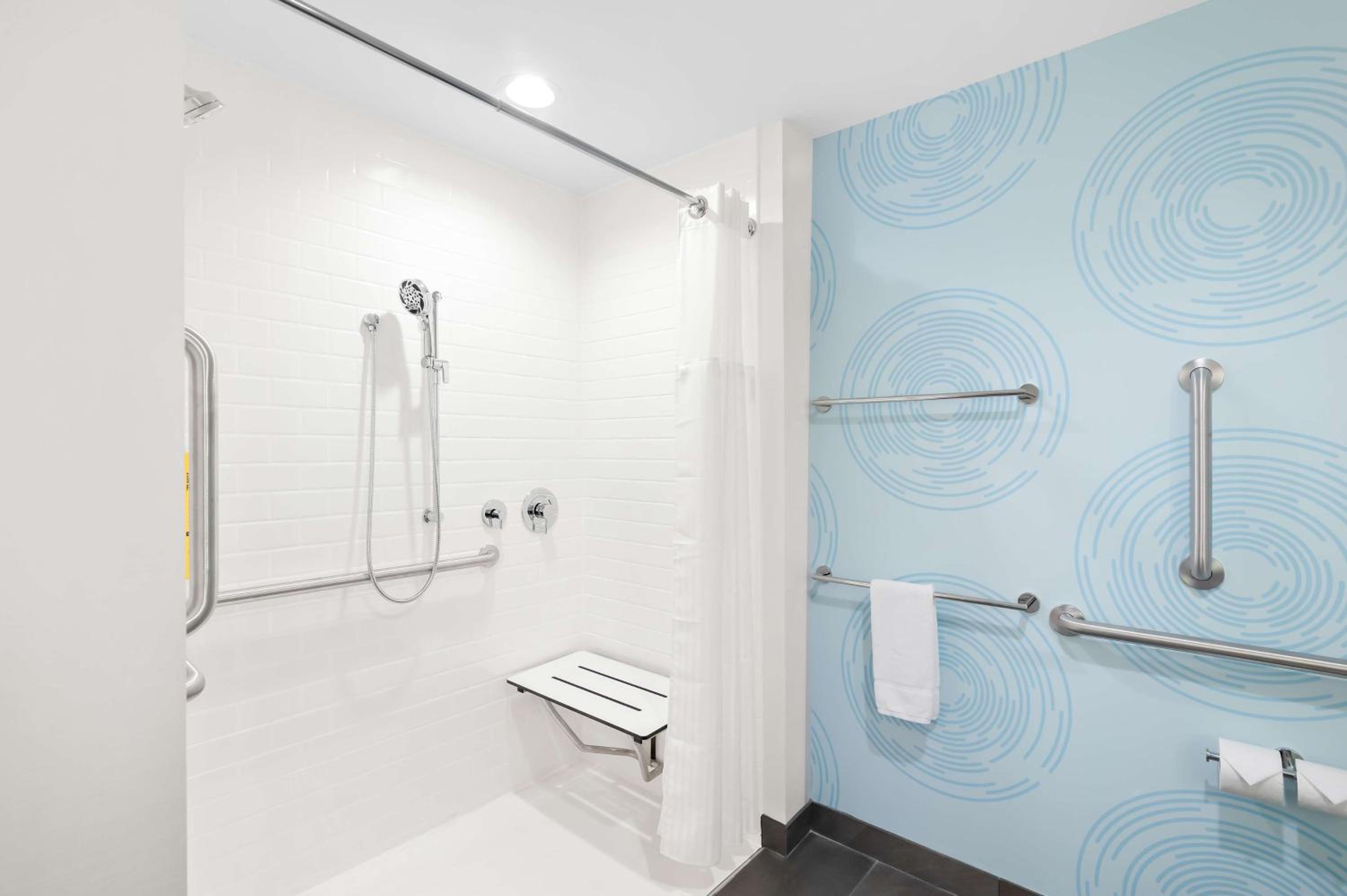 King Room with Roll-In Shower - Mobility Access - Photo 5