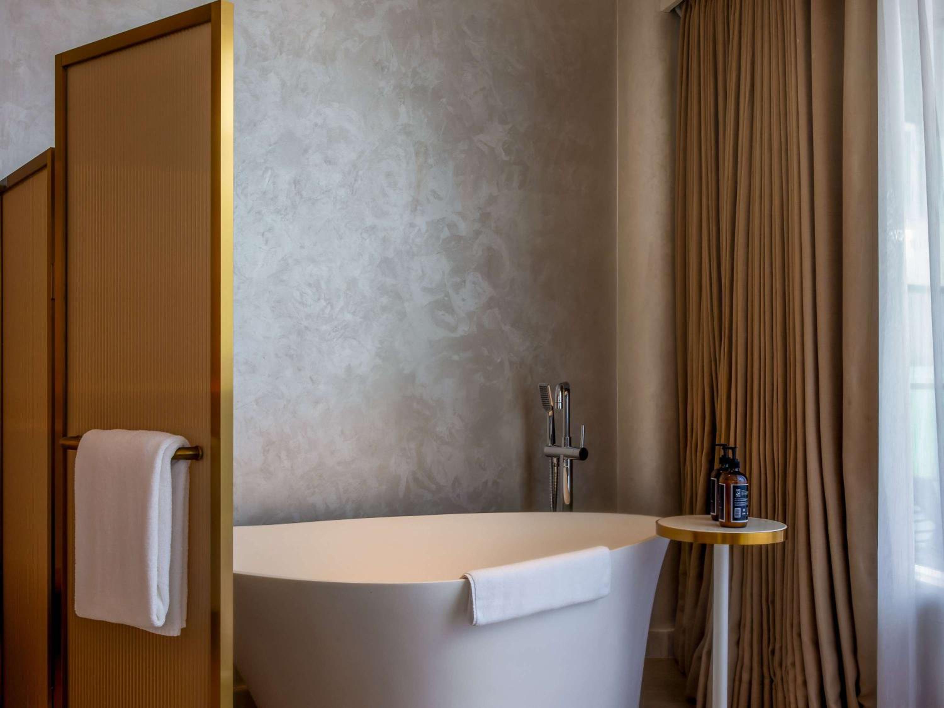 Junior King Suite with Forest View thumbnail 6