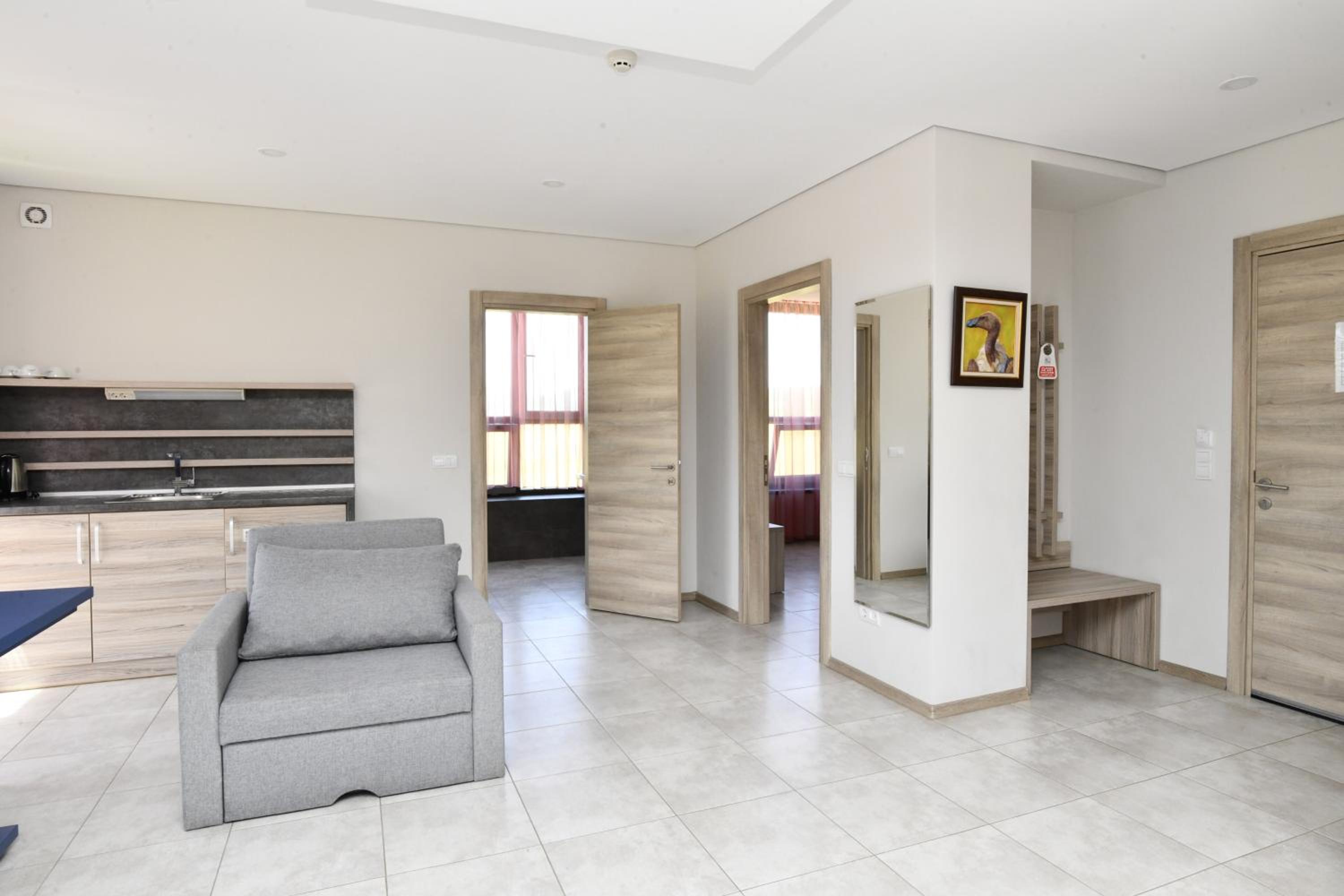 Apartment with Mountain View - Photo 3