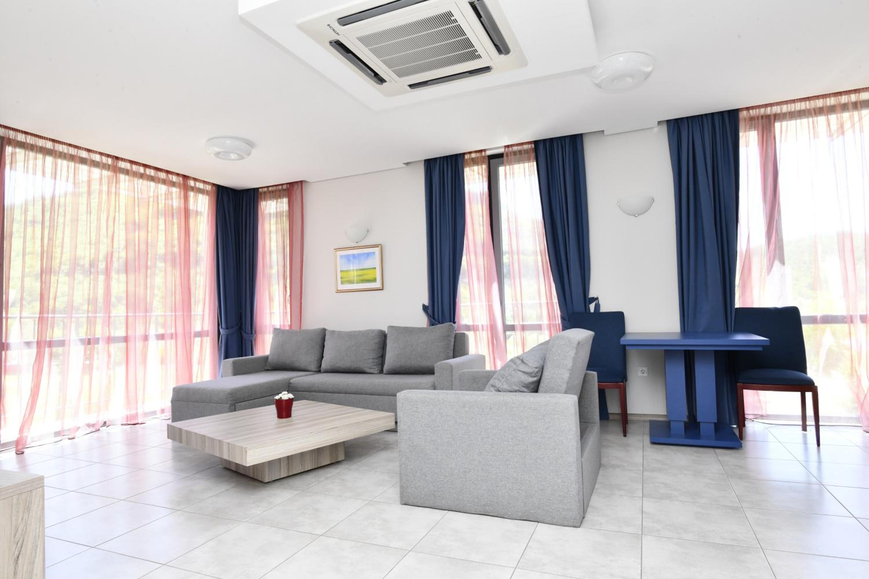 Apartment with Mountain View - Photo 1