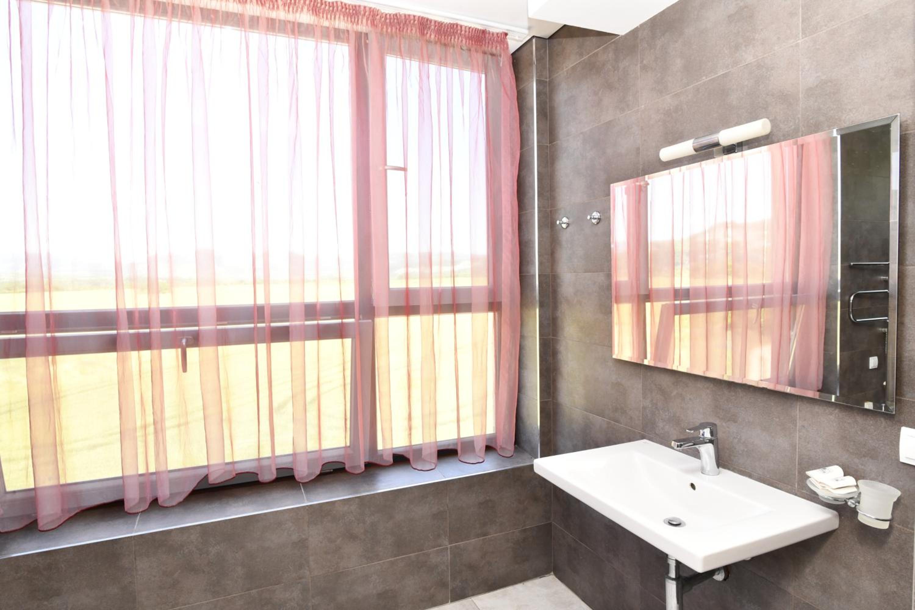 Apartment with Mountain View - Photo 6