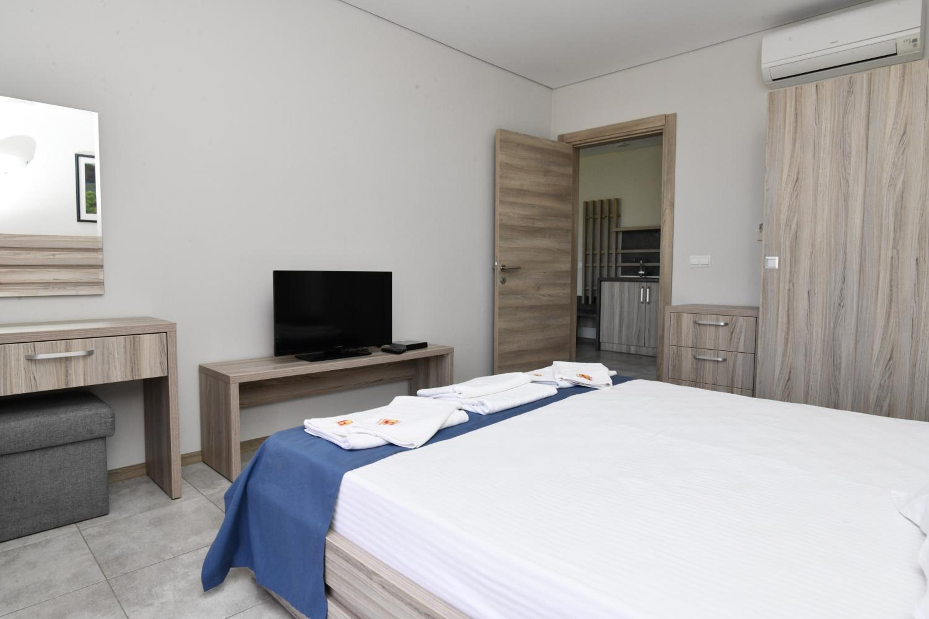 Apartment with Pool View  - Photo 7