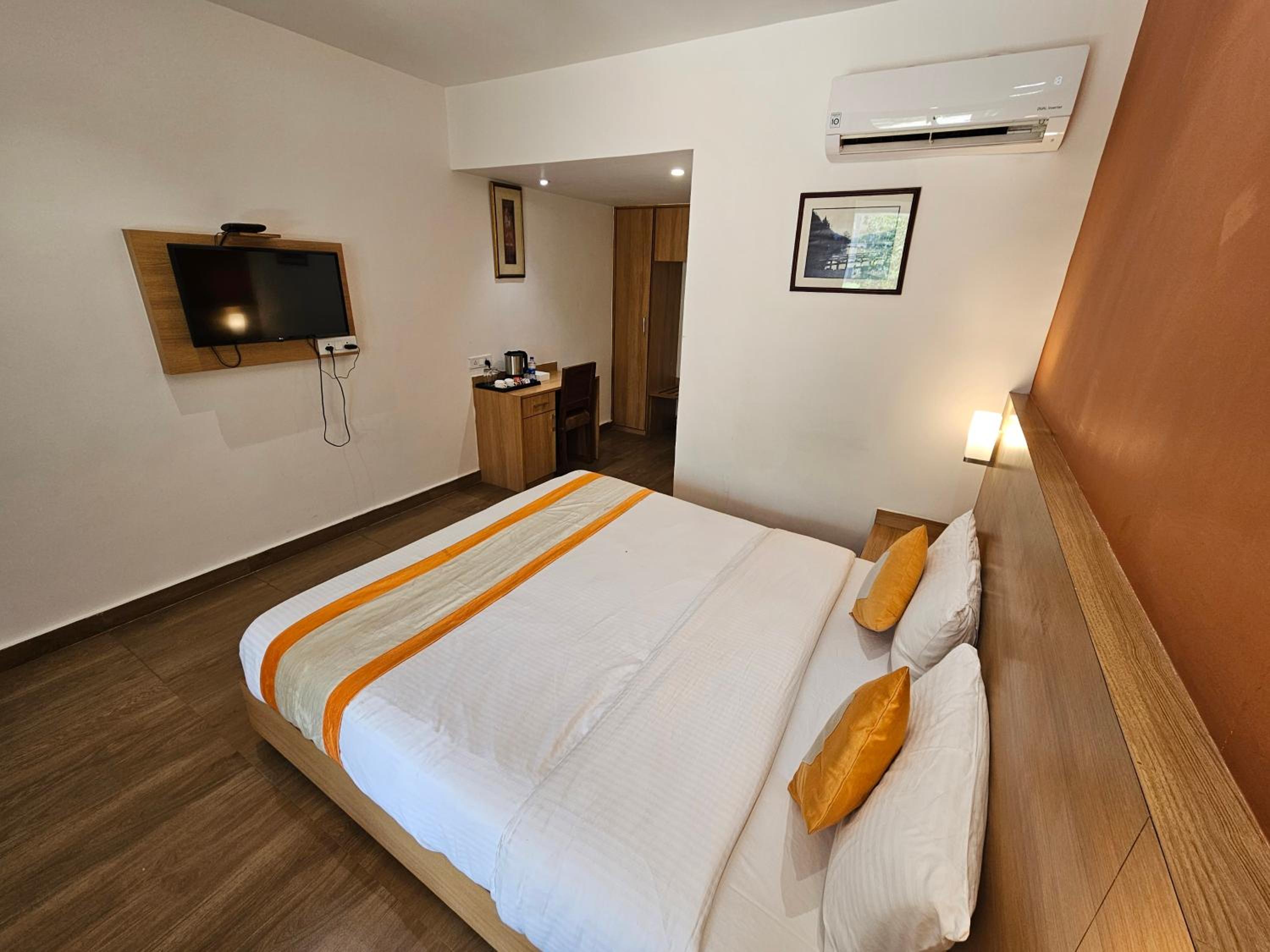 Deluxe Room - Photo 13