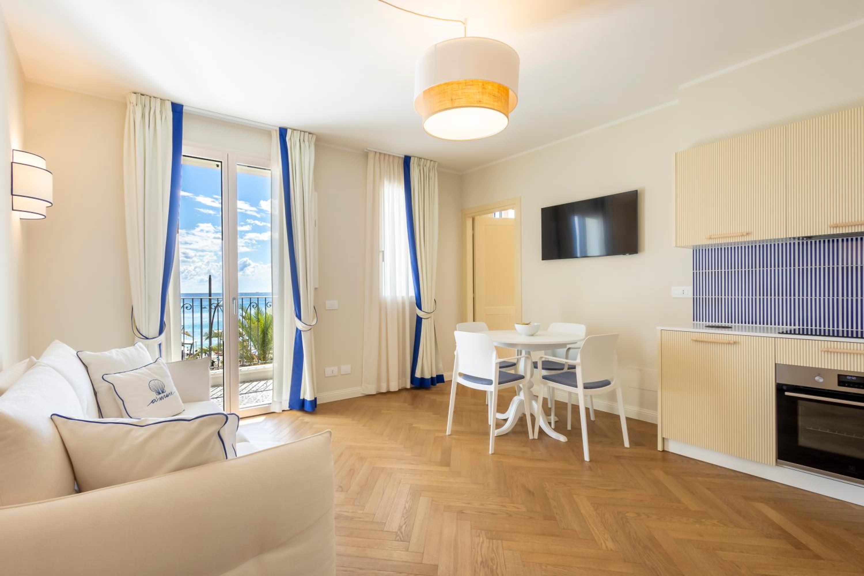 Deluxe One-Bedroom Apartment