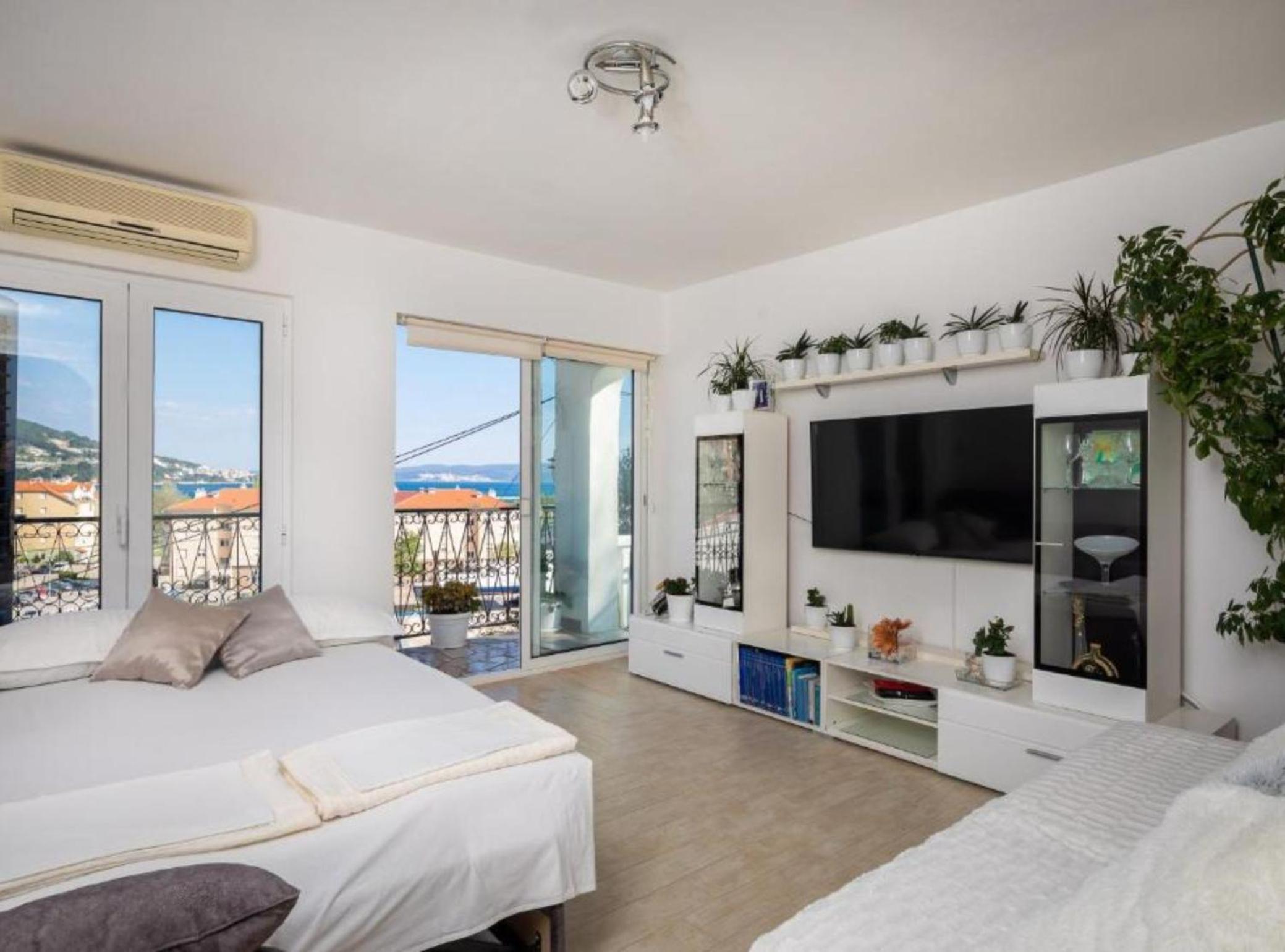 One Bedroom Apartment With Balcony And Sea View