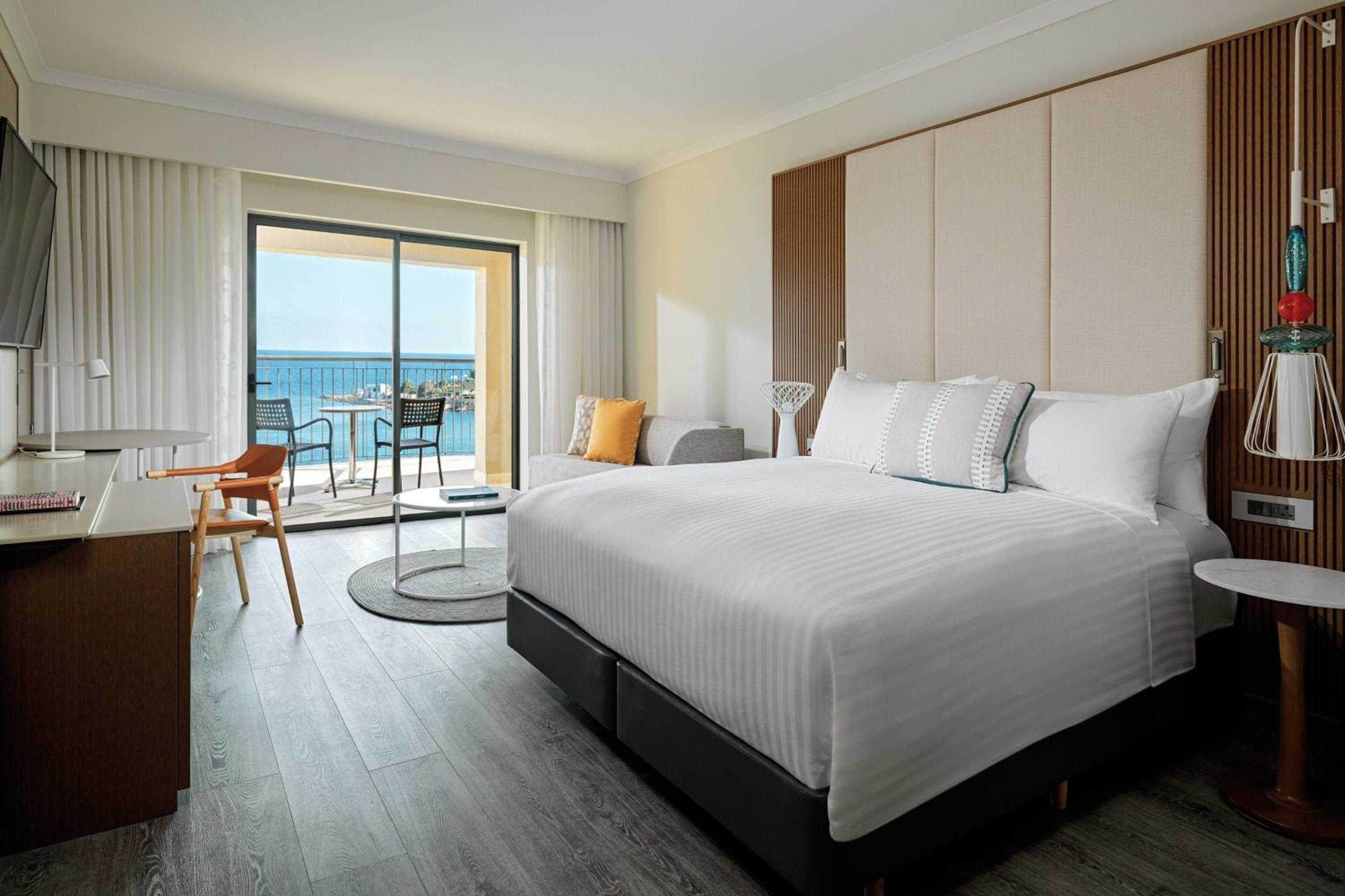 Deluxe Sea View Room With 1 King Bed with Balcony