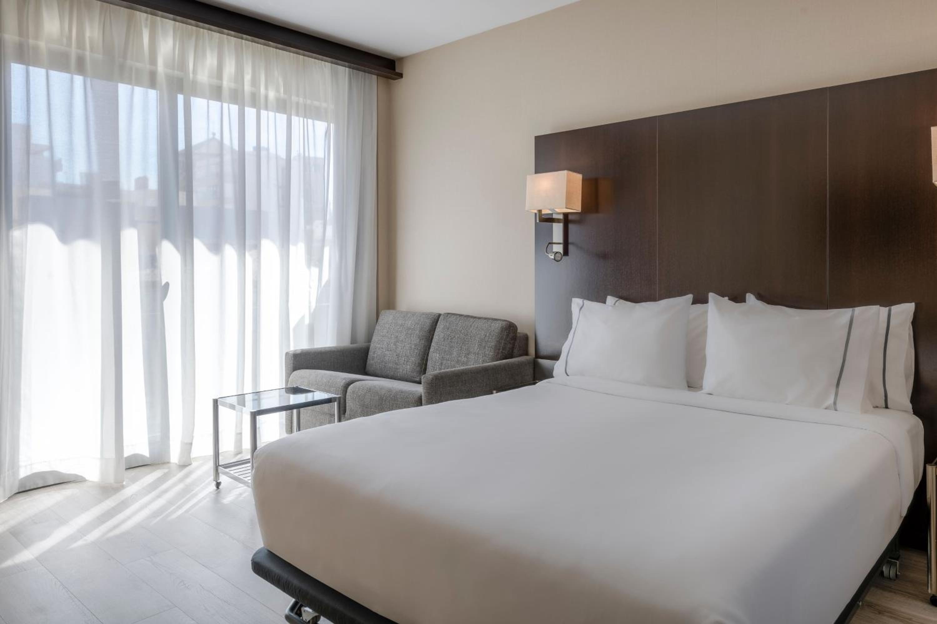 Standard Triple Room thumbnail 6