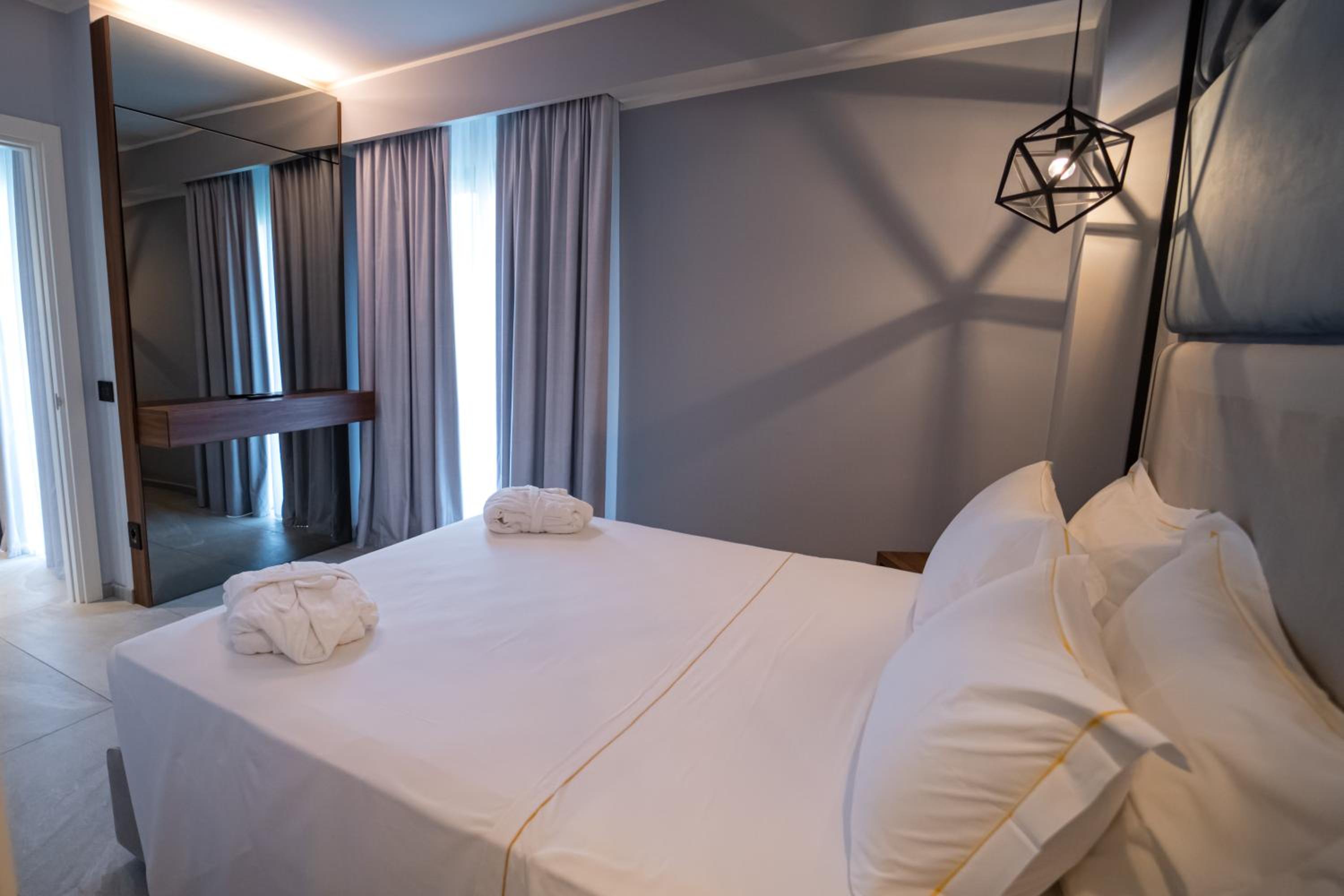 Queen Suite with Sofa Bed and Private Garden - Non-Smoking - Photo 7