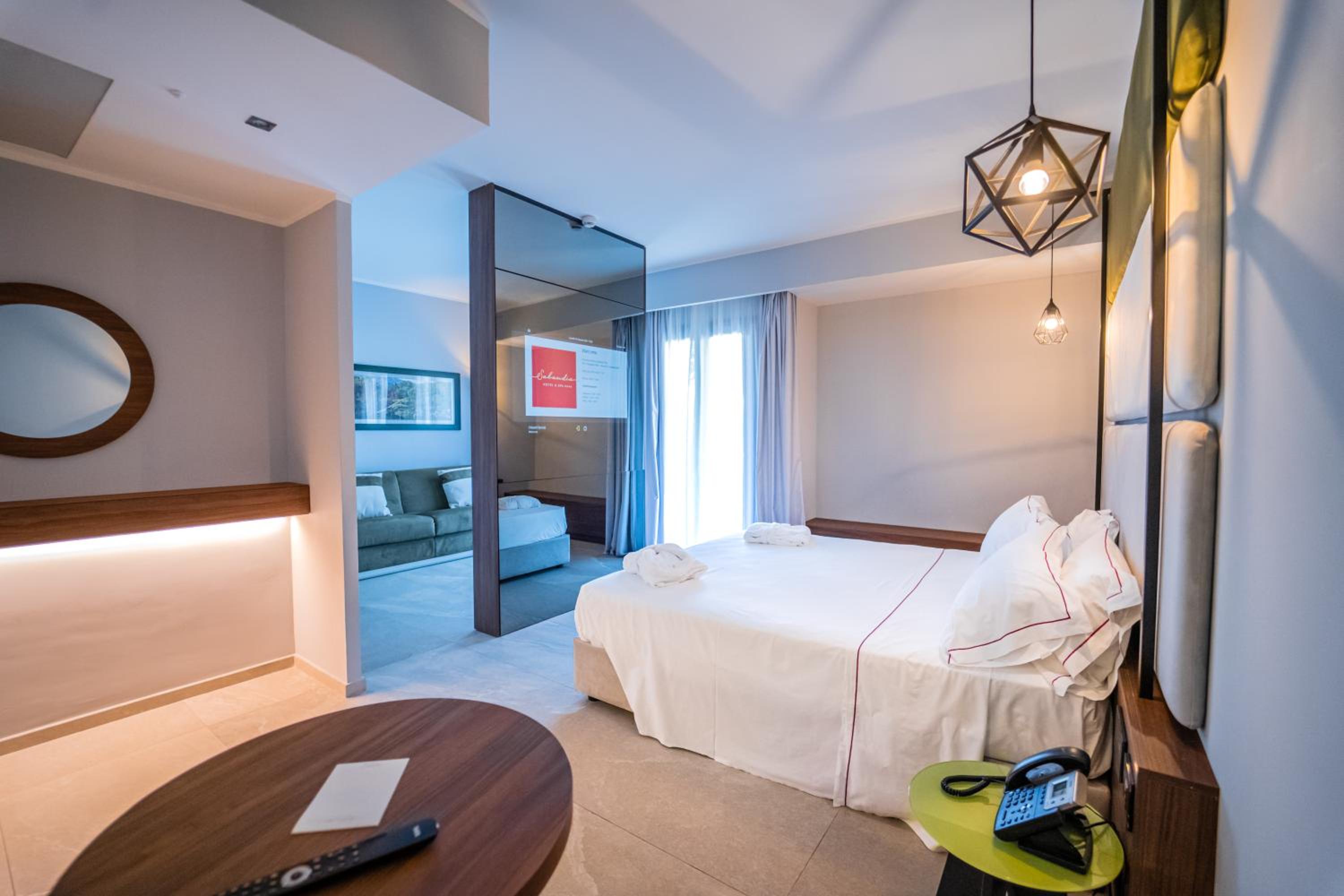Junior Queen Suite with Sofa Bed and Private Garden - Non-Smoking - Photo 5