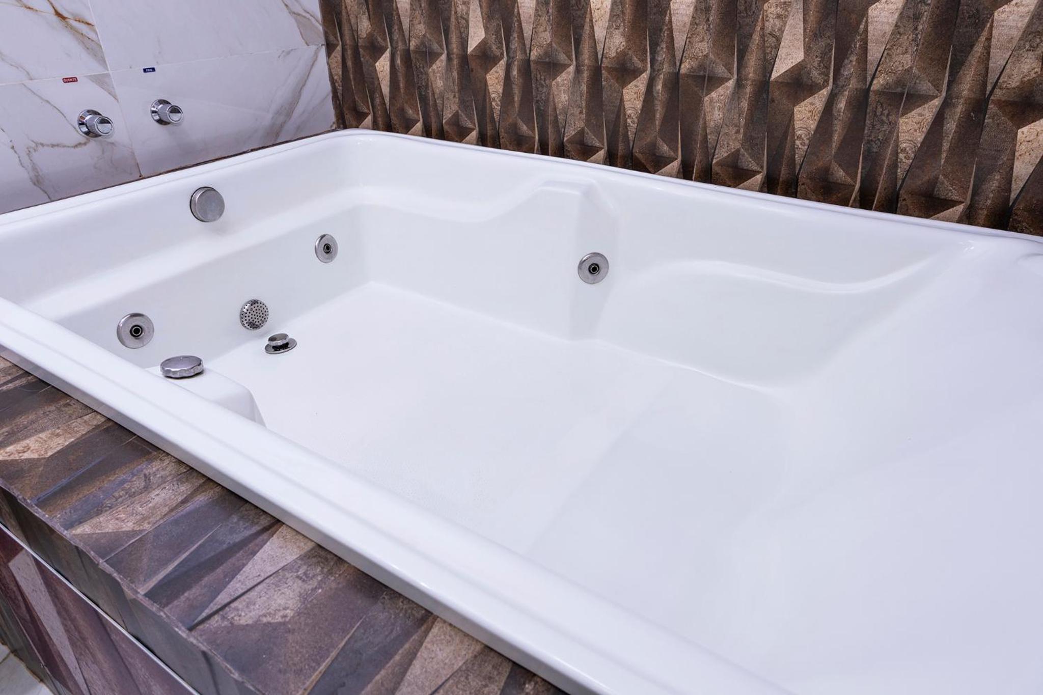 Suite with Spa Bath - Photo 3