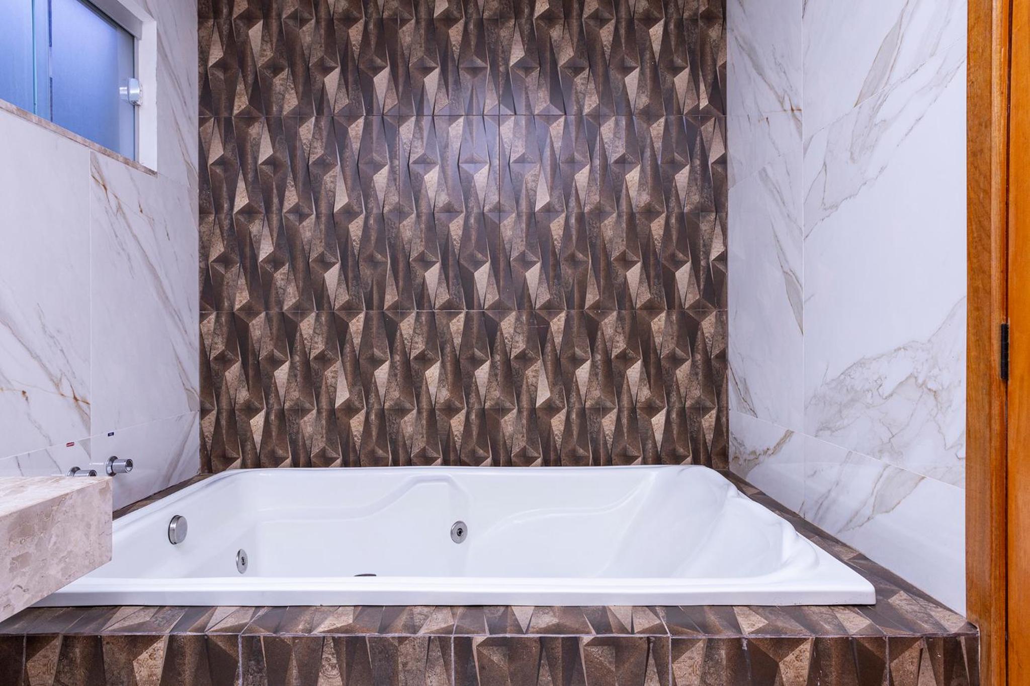 Suite with Spa Bath - Photo 9