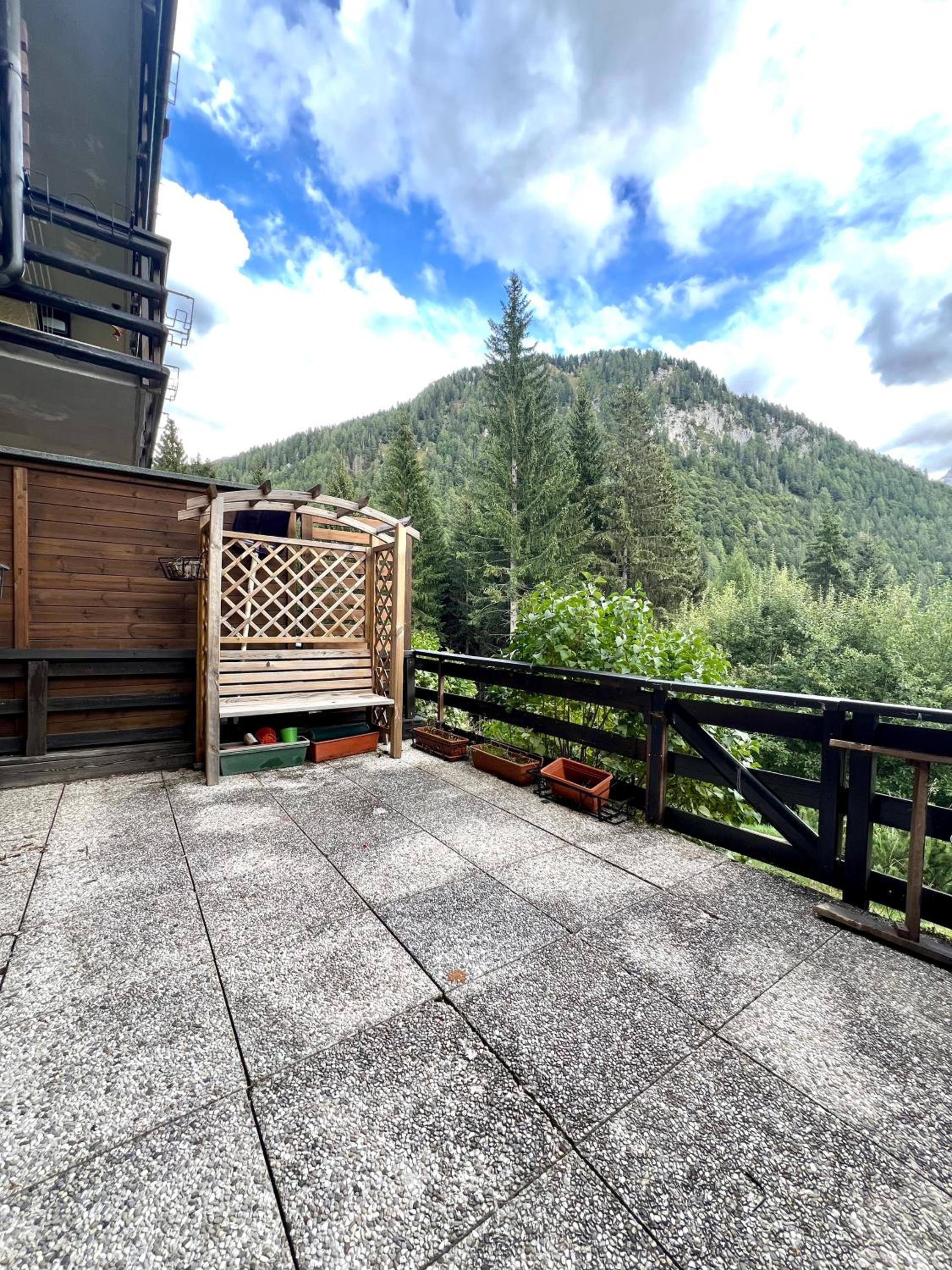 Two-Bedroom Apartment with Mountain View photo 2