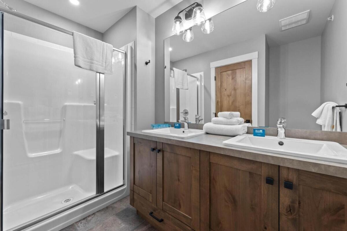 Three-Bedroom House photo 2