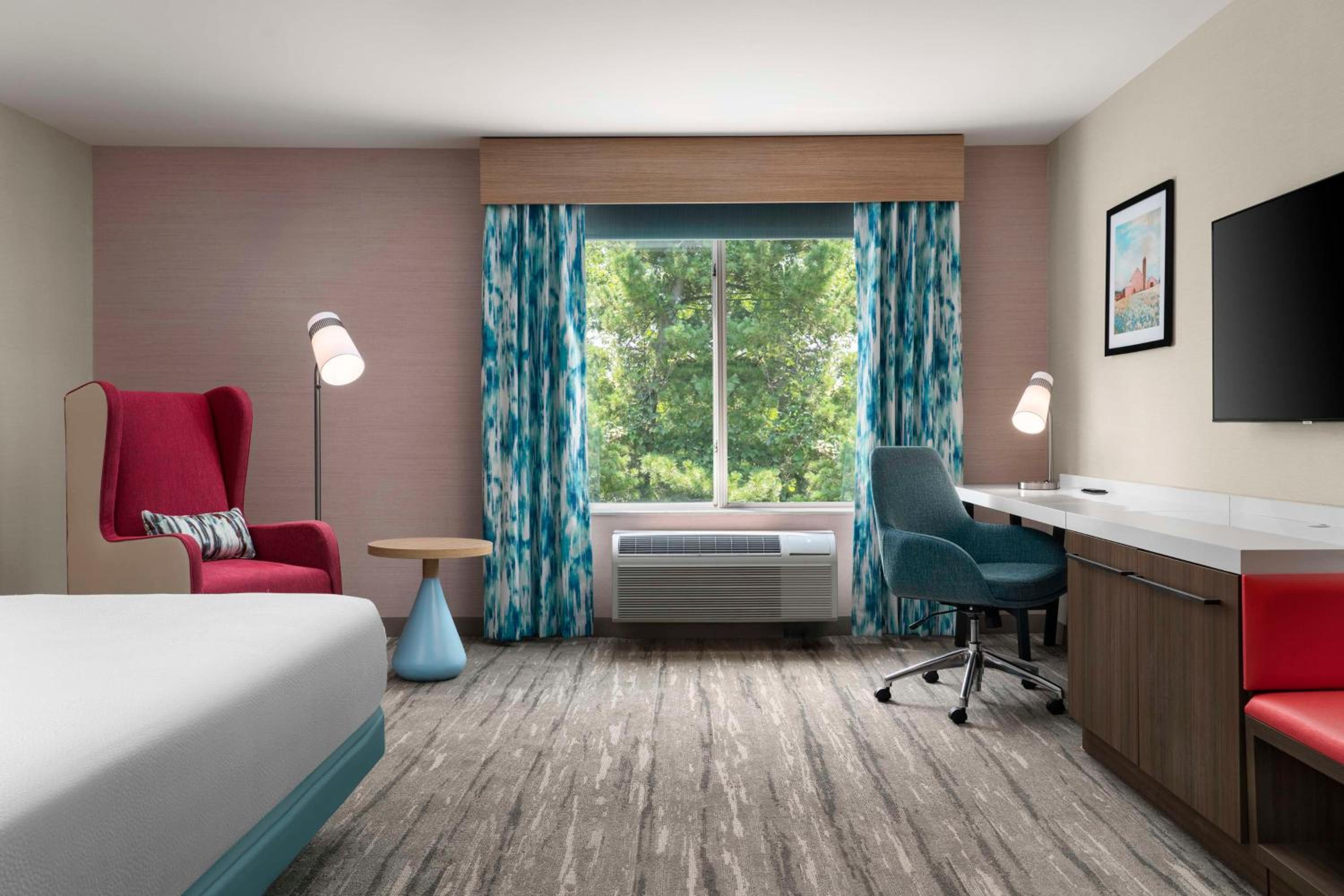 King Room with Tub - Mobility and Hearing Access - Photo 1