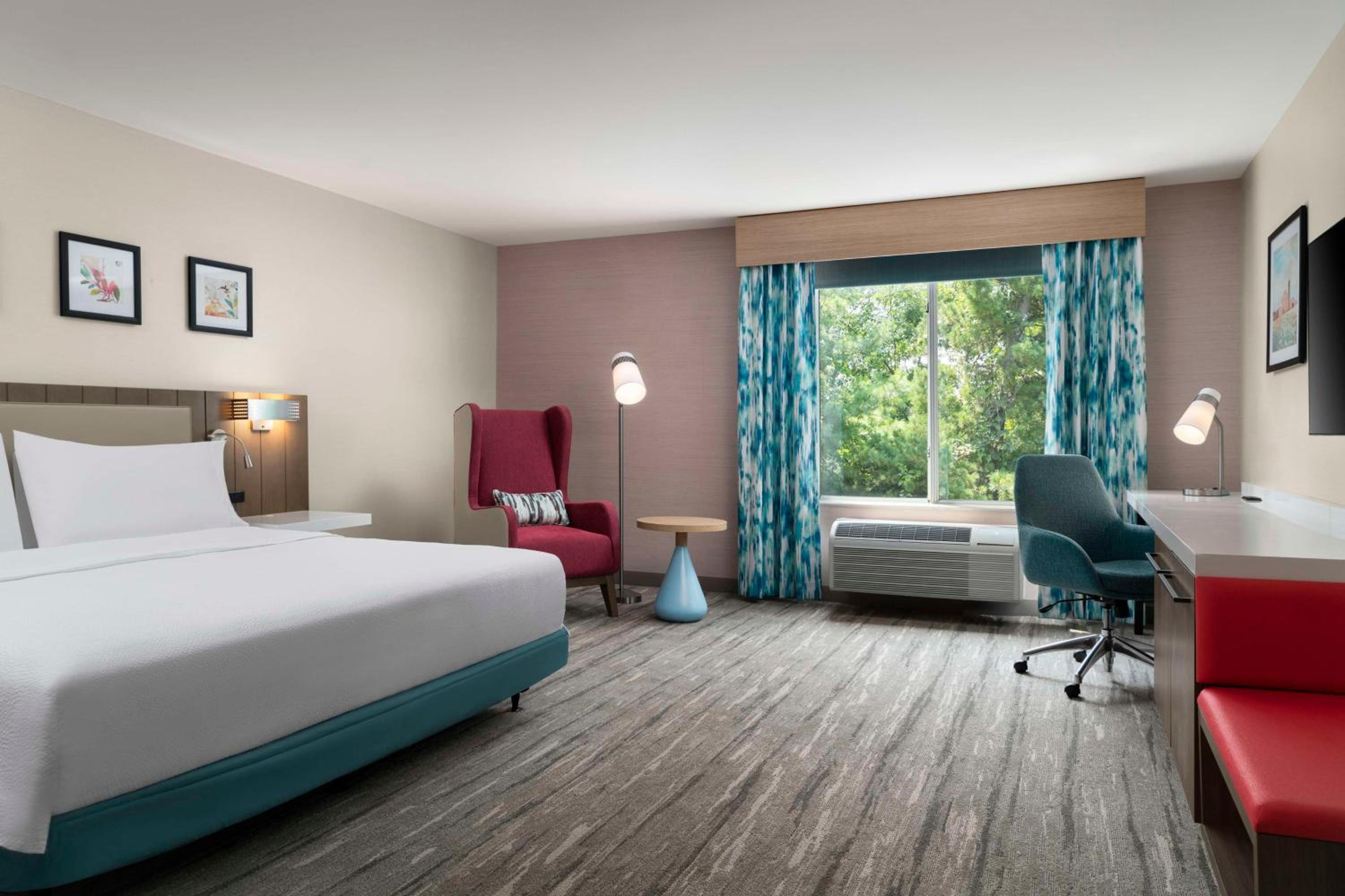 King Room with Tub - Mobility and Hearing Access - Photo 3