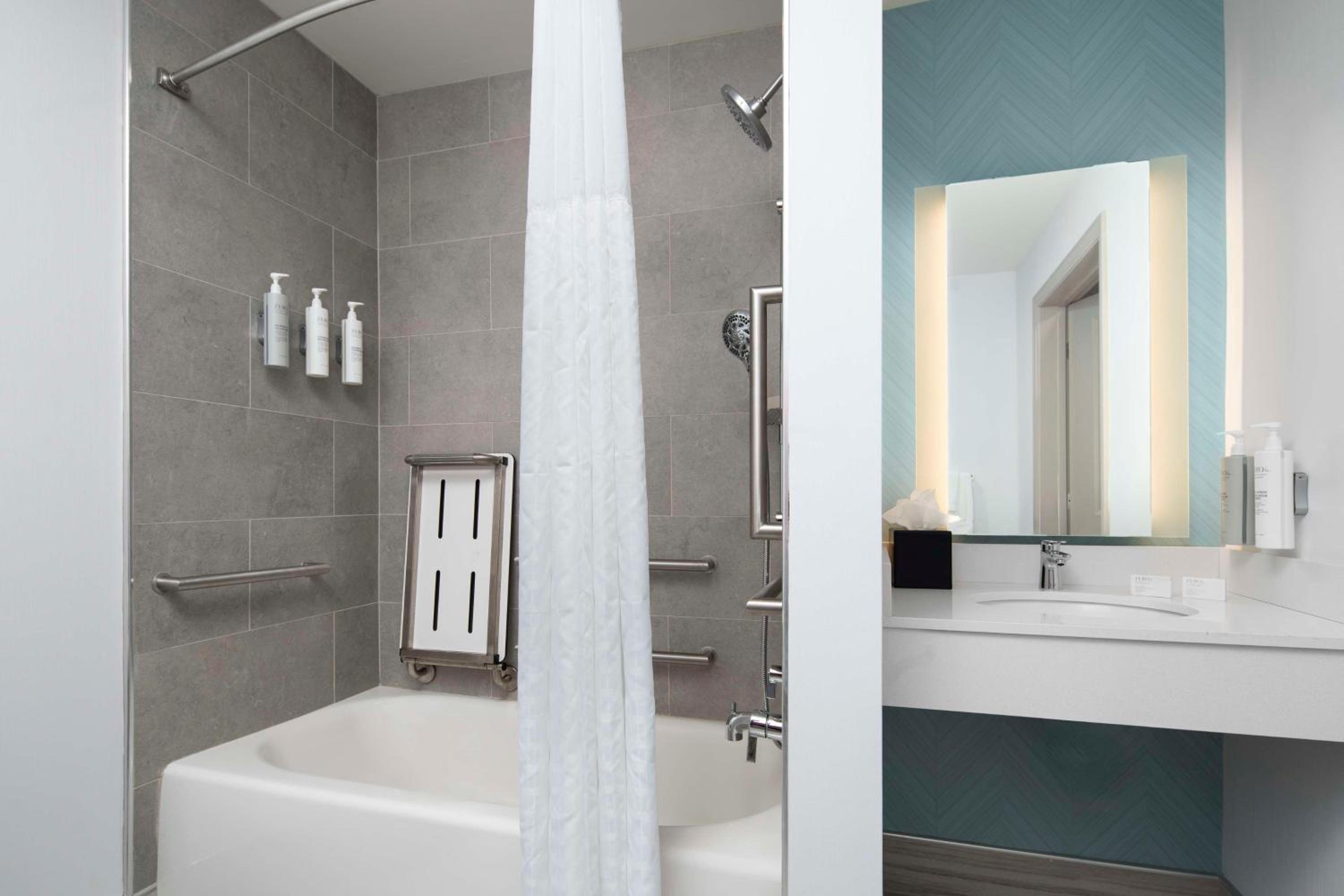 King Room with Tub - Mobility and Hearing Access - Photo 2