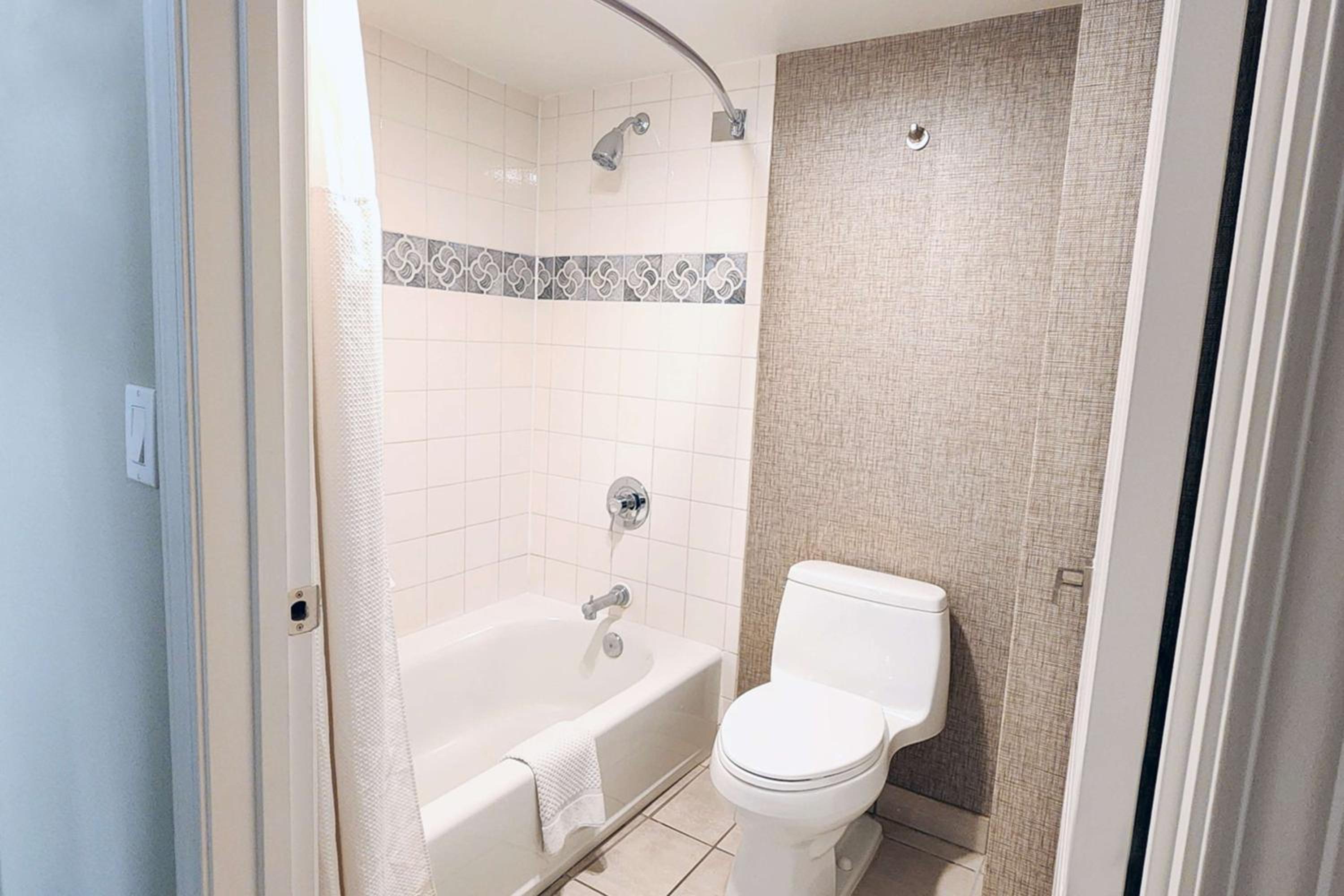 One-Bedroom Queen Suite with Two Queen Beds photo 2