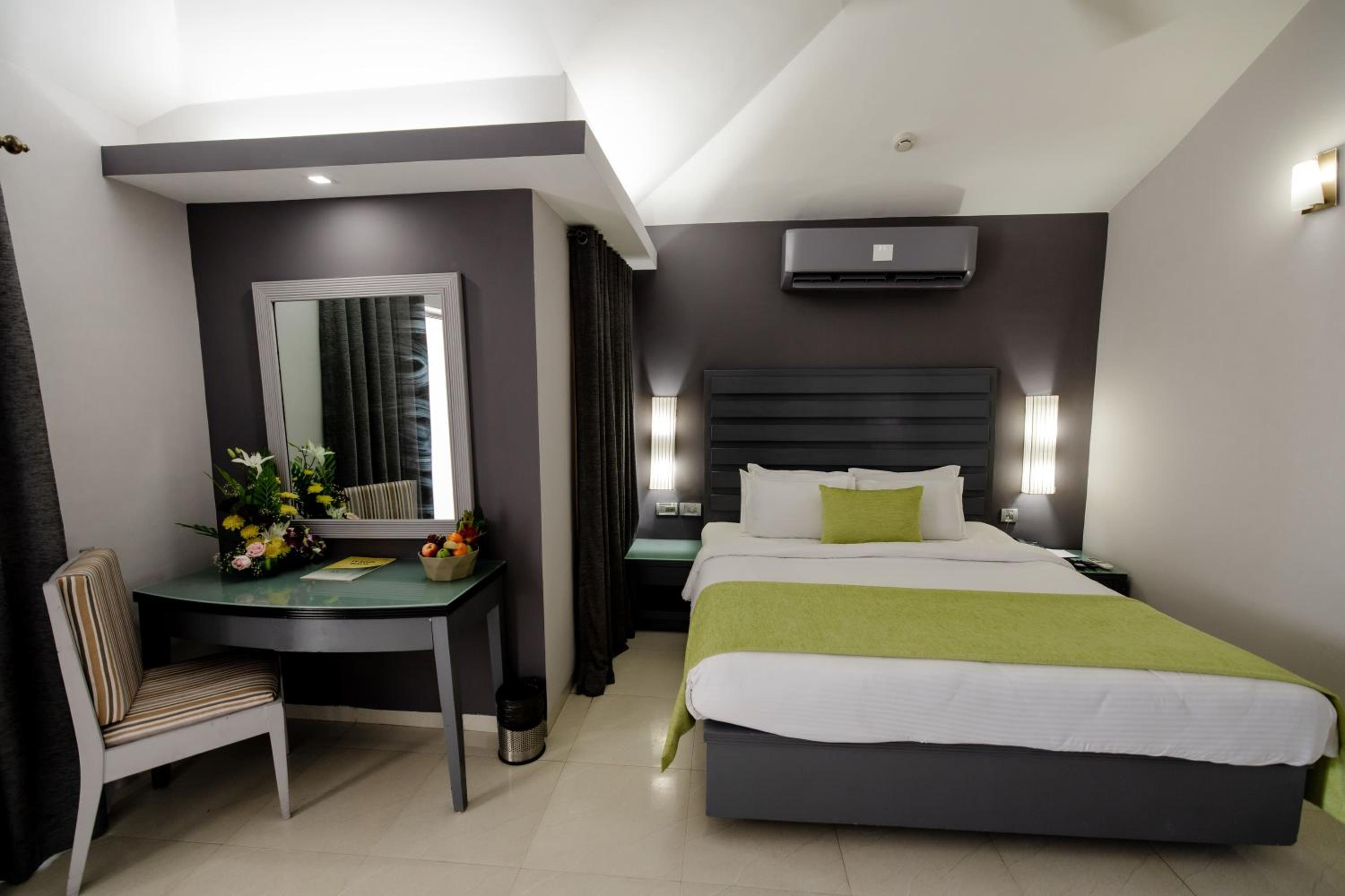 Luxury Suite - Photo 7