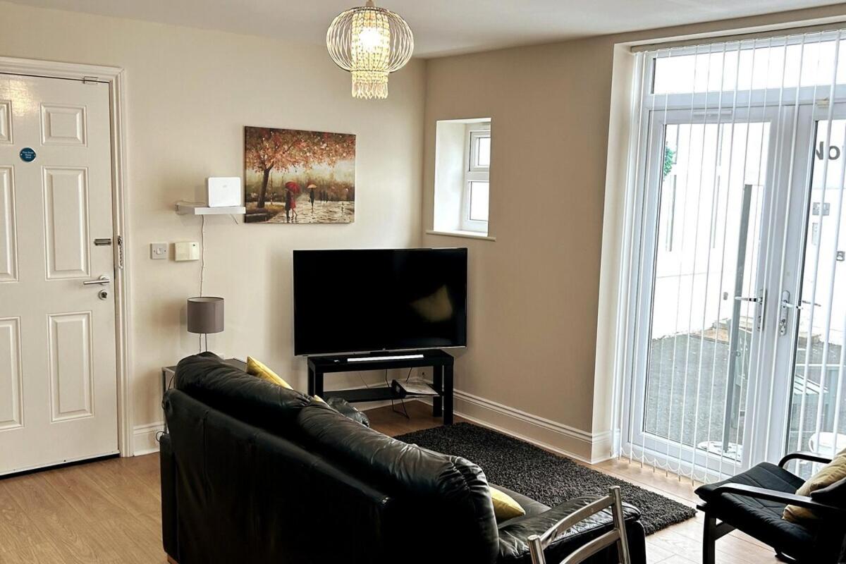 Deluxe Two-Bedroom Apartment with Garden View