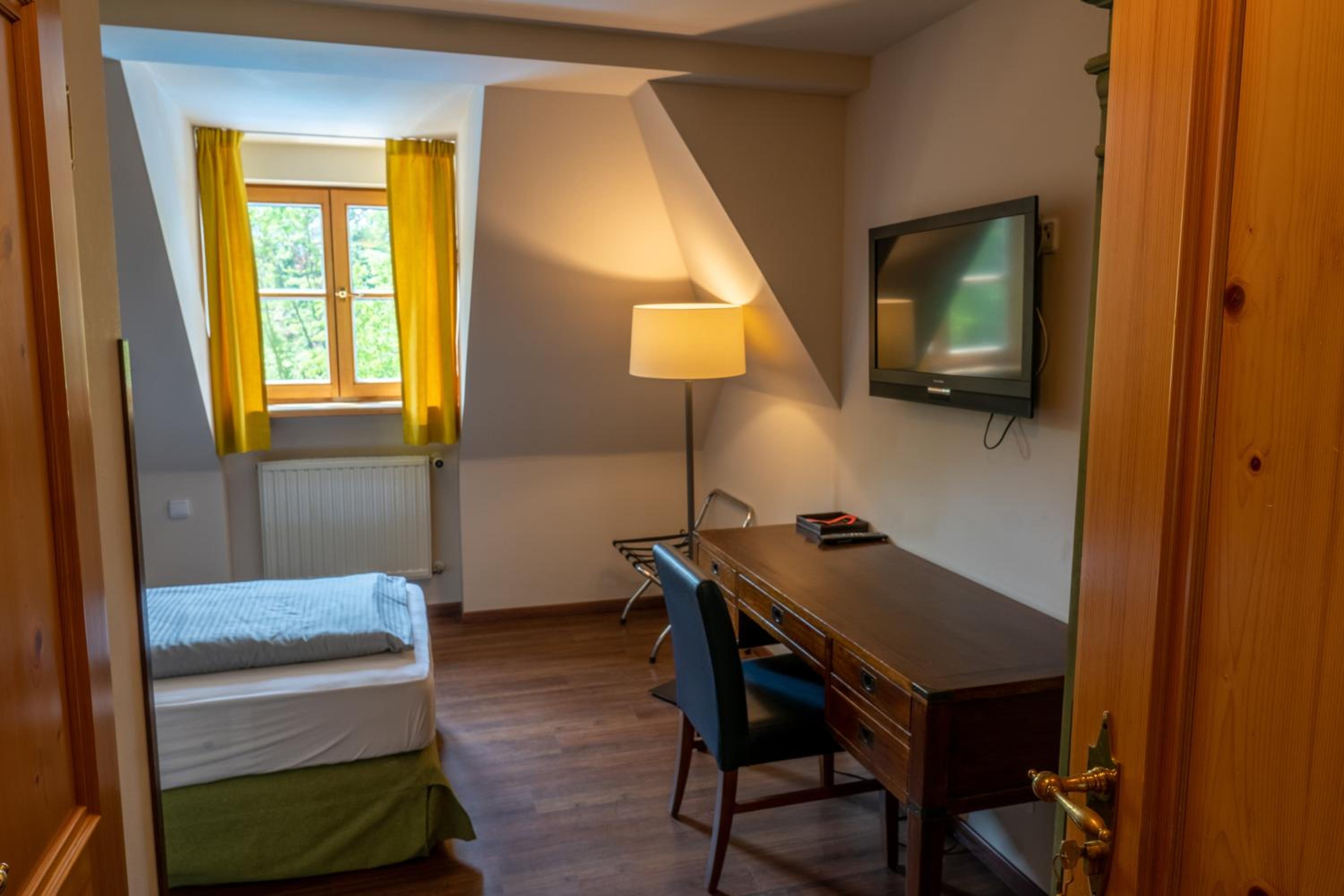Single Room with Private Bathroom photo 3