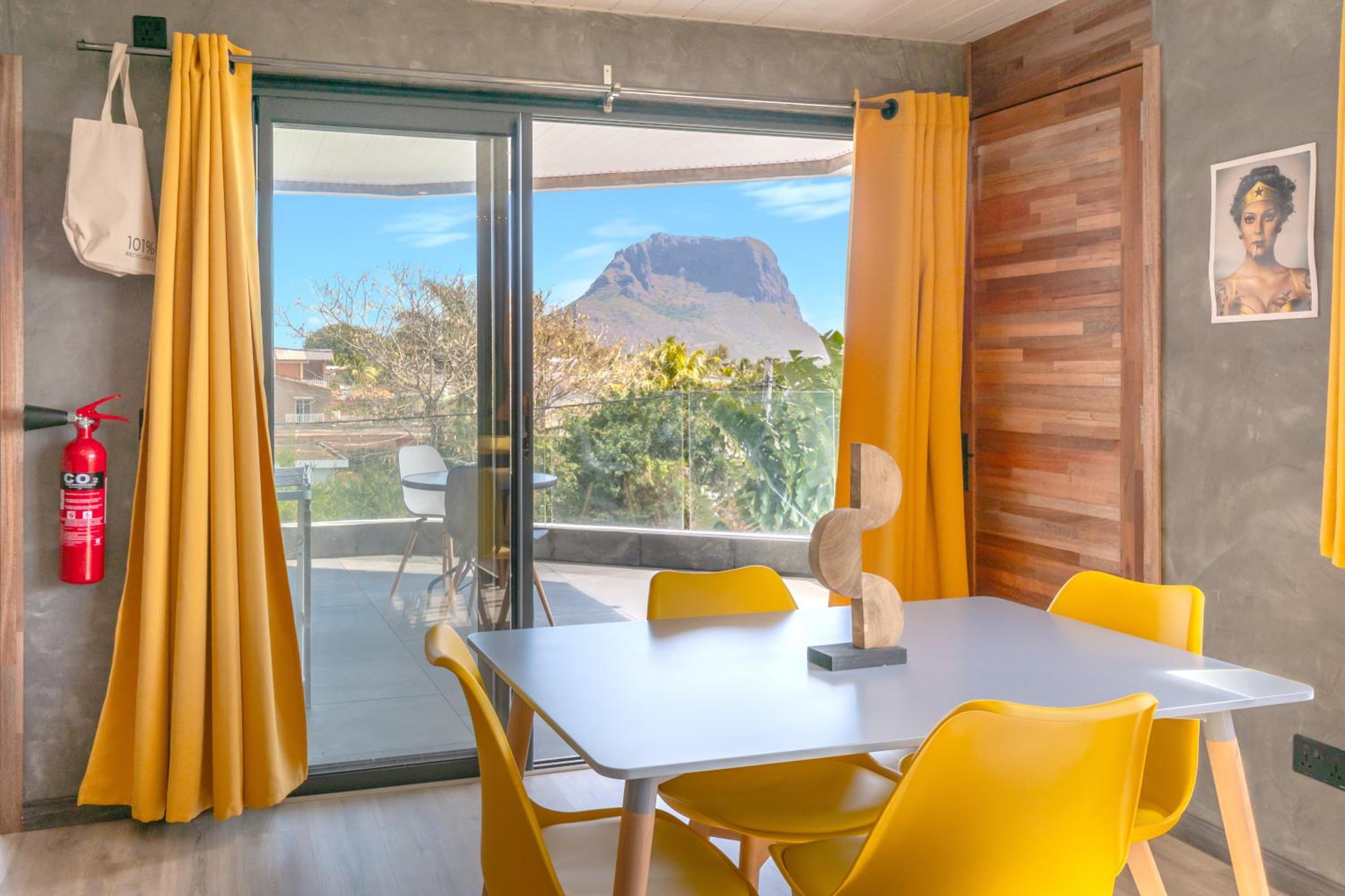 Deluxe One-Bedroom Apartment with Ocean View photo 2