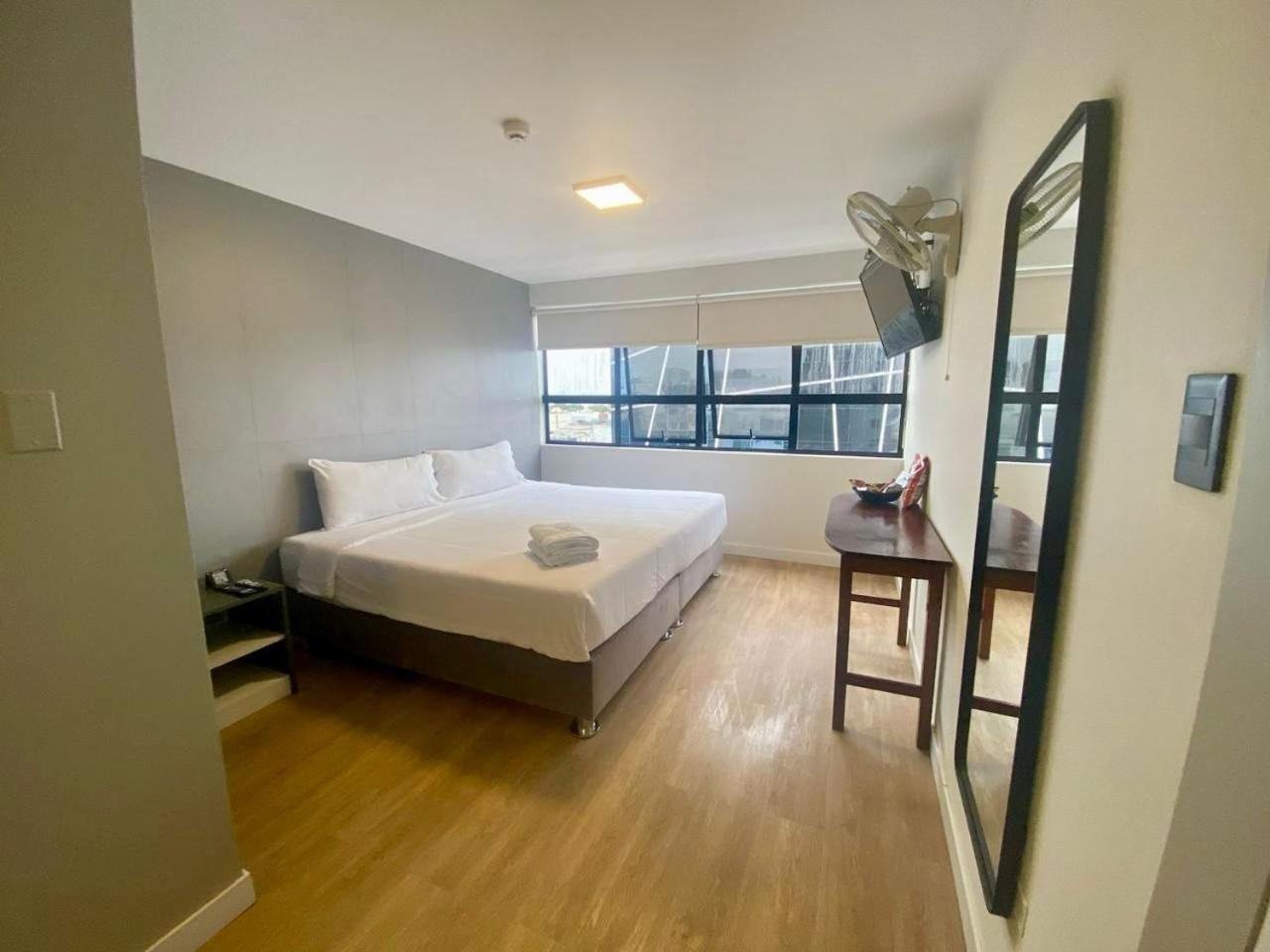 Deluxe King Room photo 2