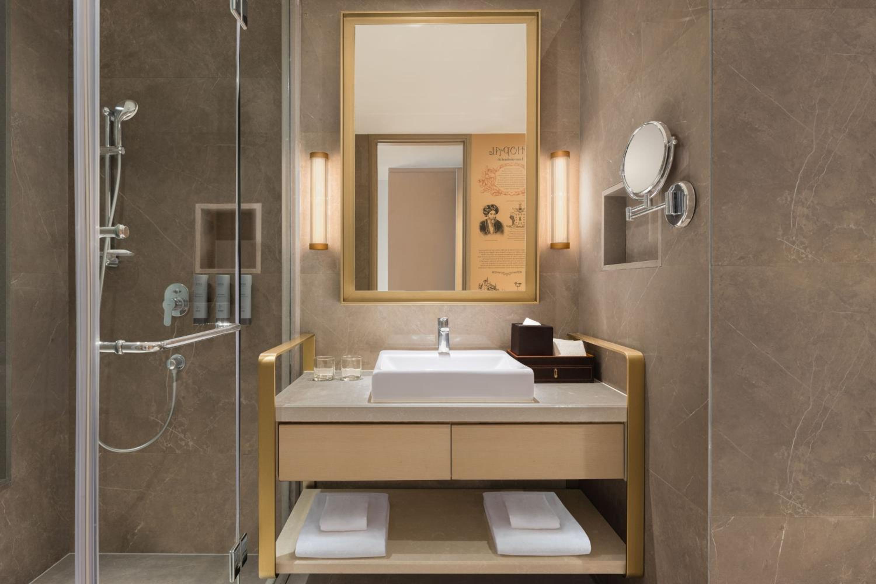 Premium, Guest room, 2 Twins, Executive Lounge Access, 2 pieces laundry per day
