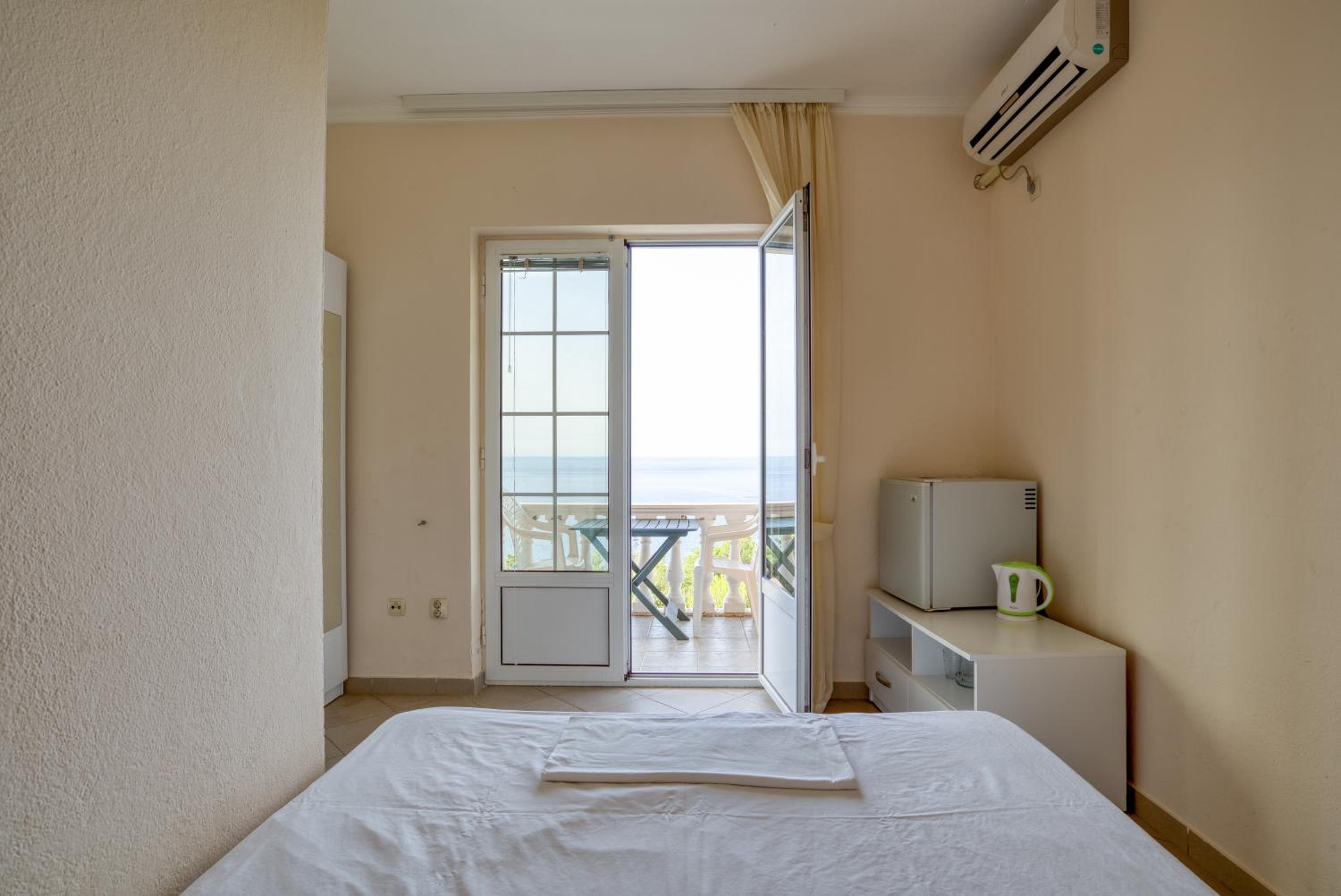 One-Bedroom Apartment with Sea View photo 1