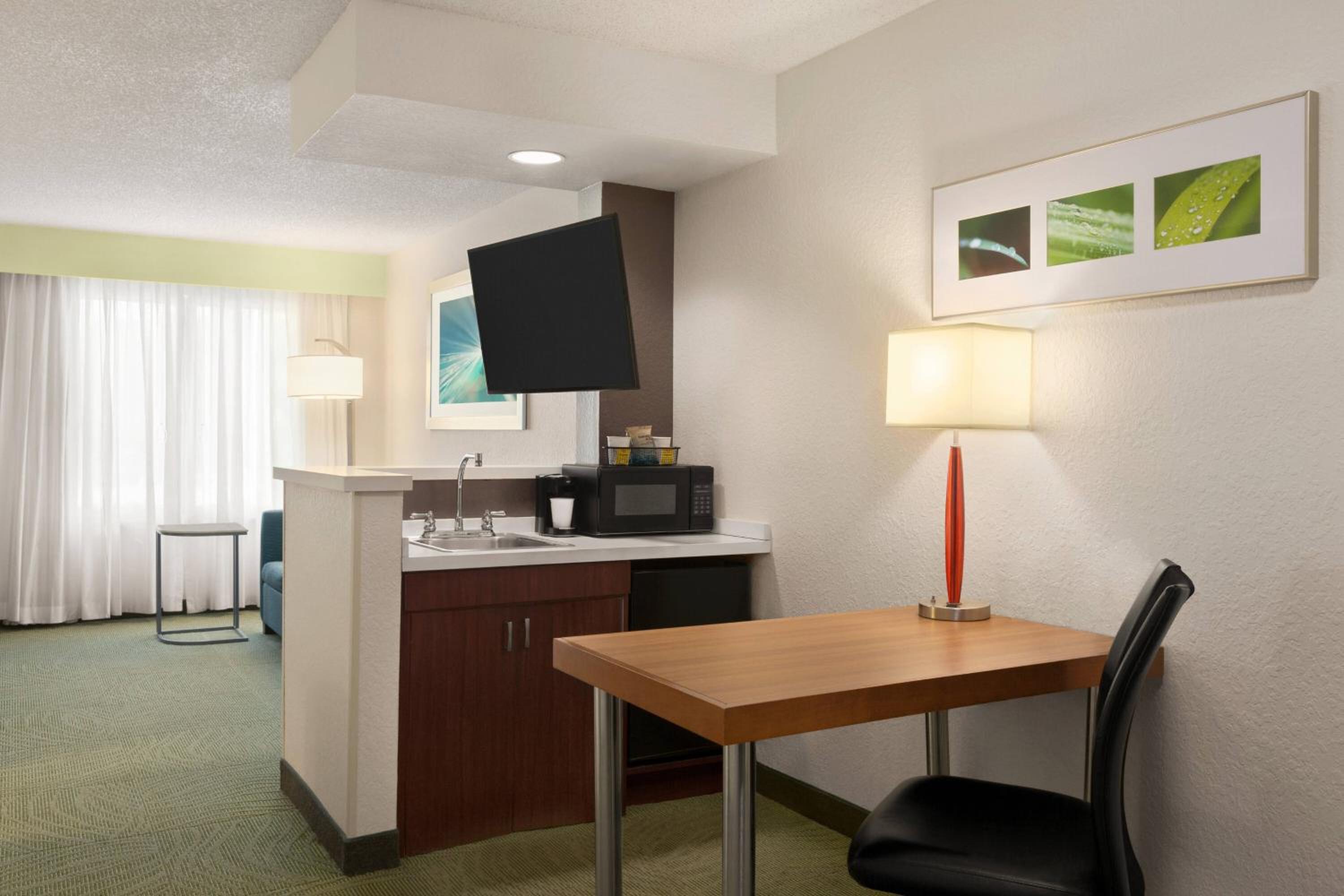 Suite with Two Double Beds and Adapted Tub - Mobility and Hearing Accessible - Photo 6
