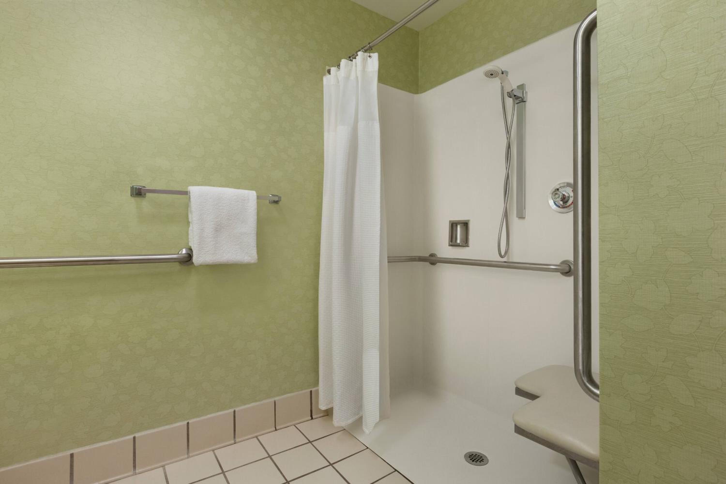 Suite with Two Double Beds and Adapted Tub - Mobility and Hearing Accessible - Photo 7