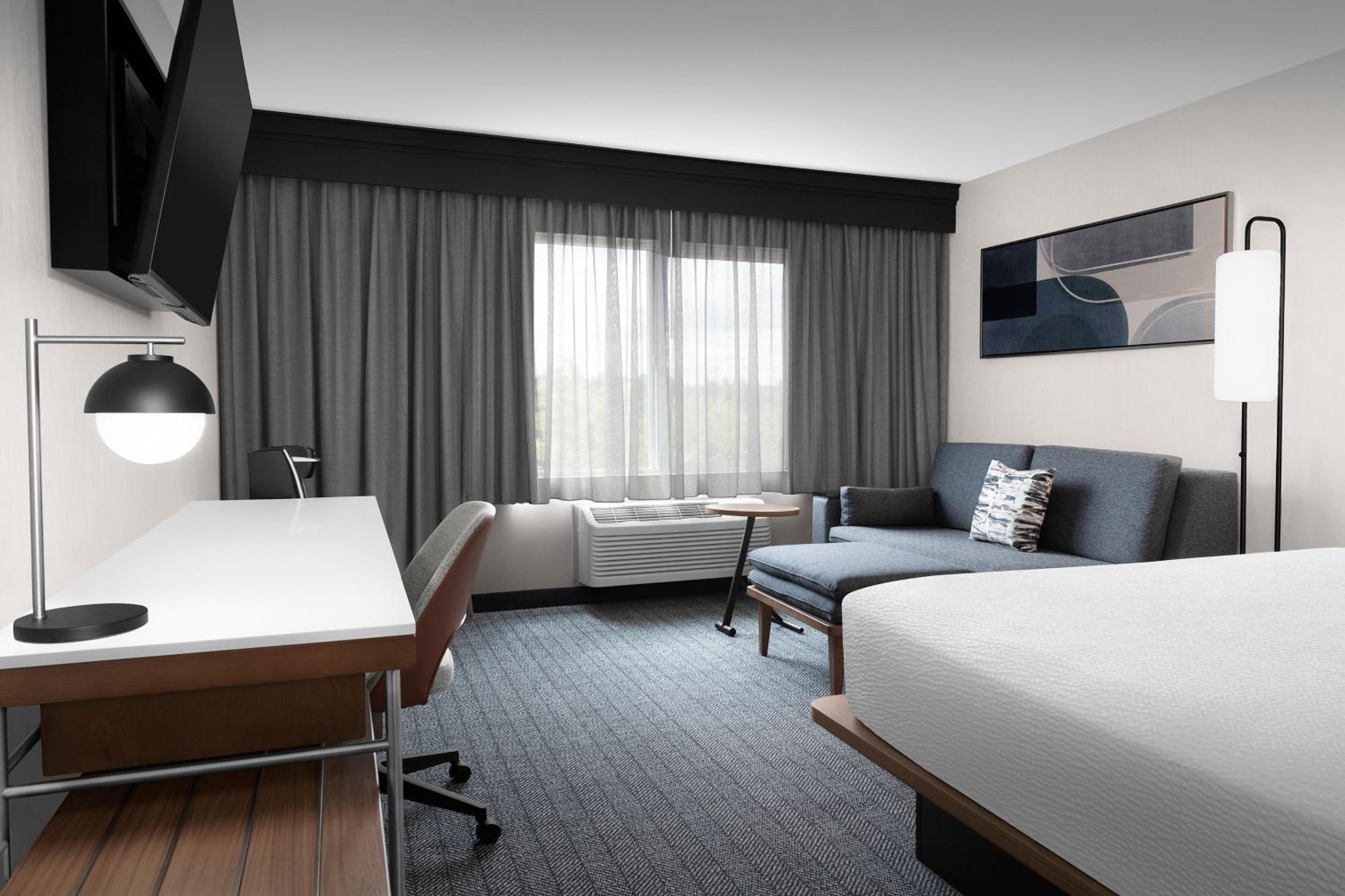 King Room with Sofa Bed - Photo 2