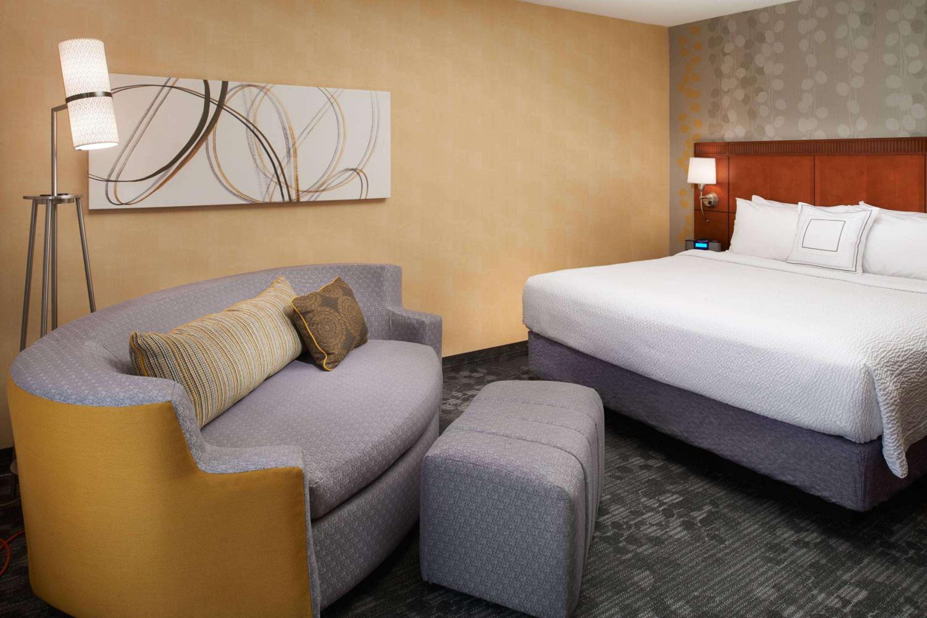 King Room with Sofa Bed - Photo 2