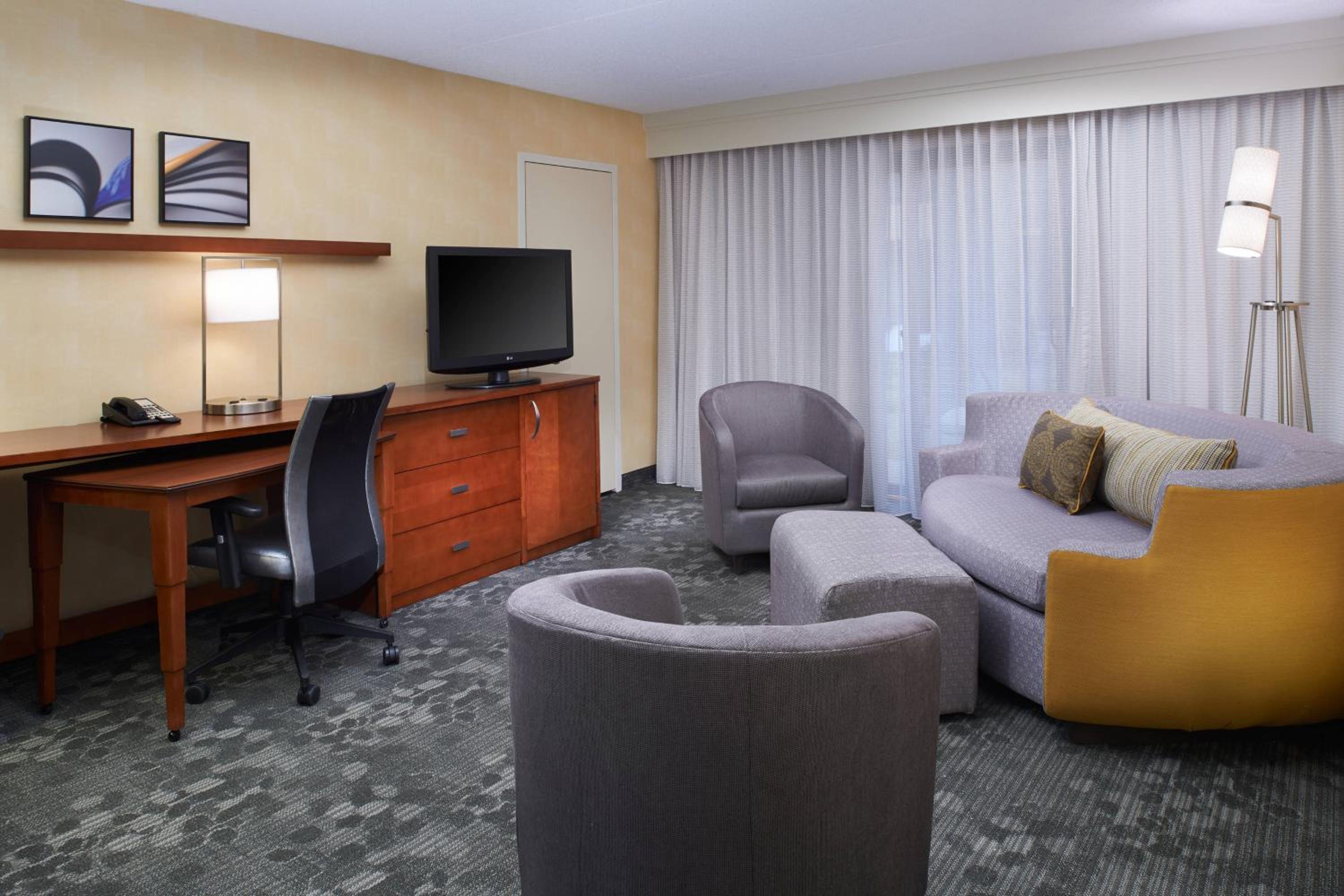 One-Bedroom King Suite - Photo 4