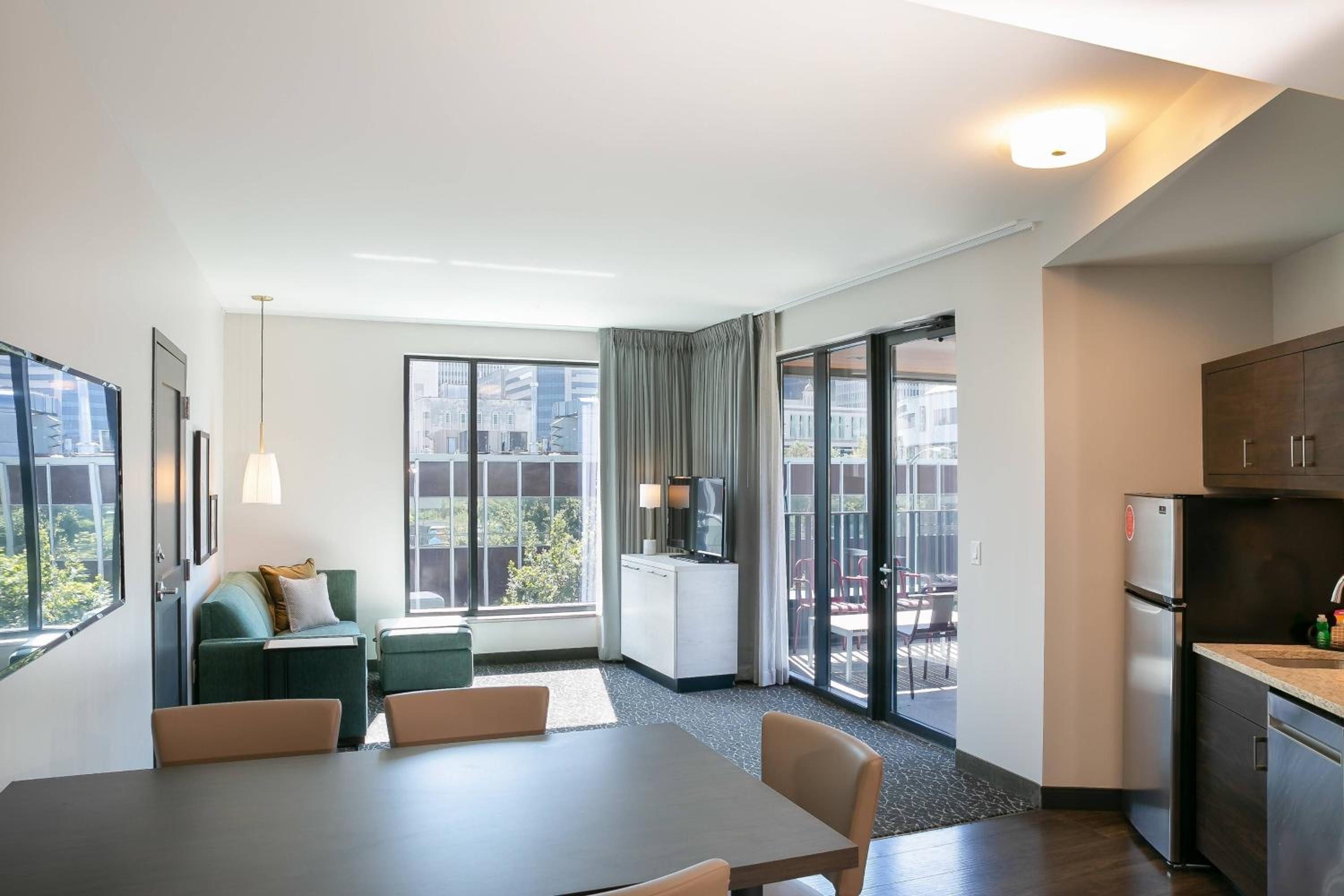 1 Bedroom Suite, 1 King, City view, Balcony