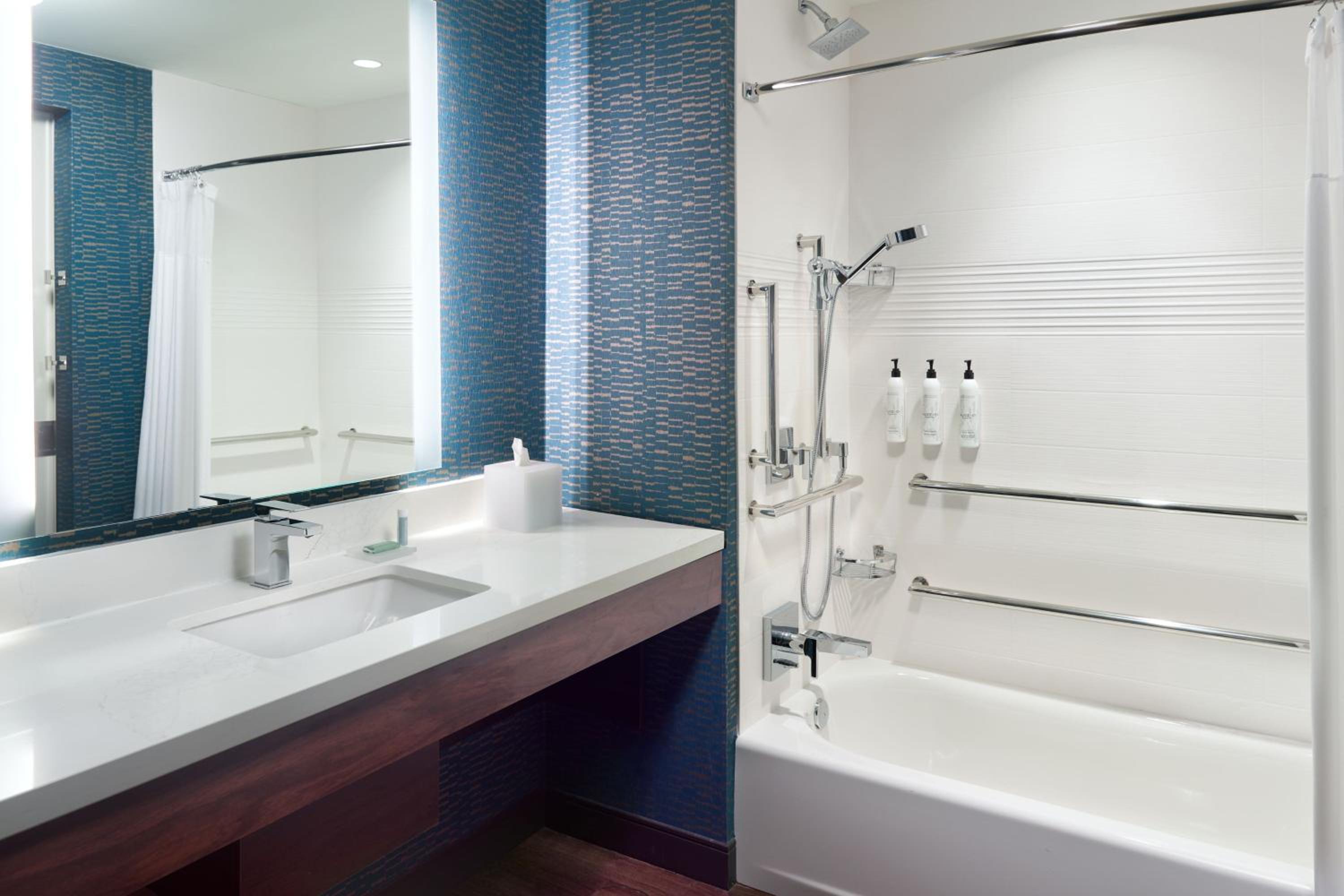 Queen Studio with Adapted Tub - Mobility Accessible