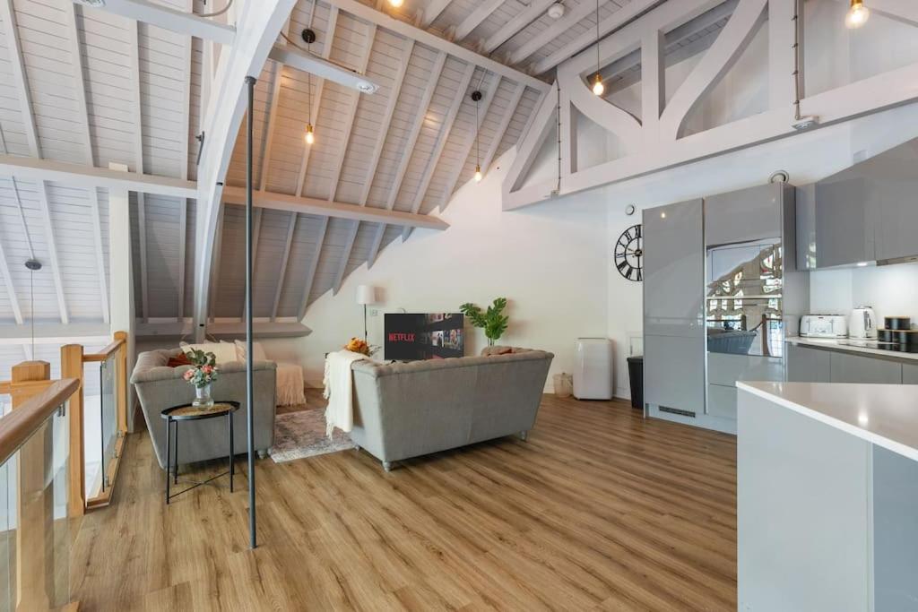 Three-Bedroom Apartment photo 2