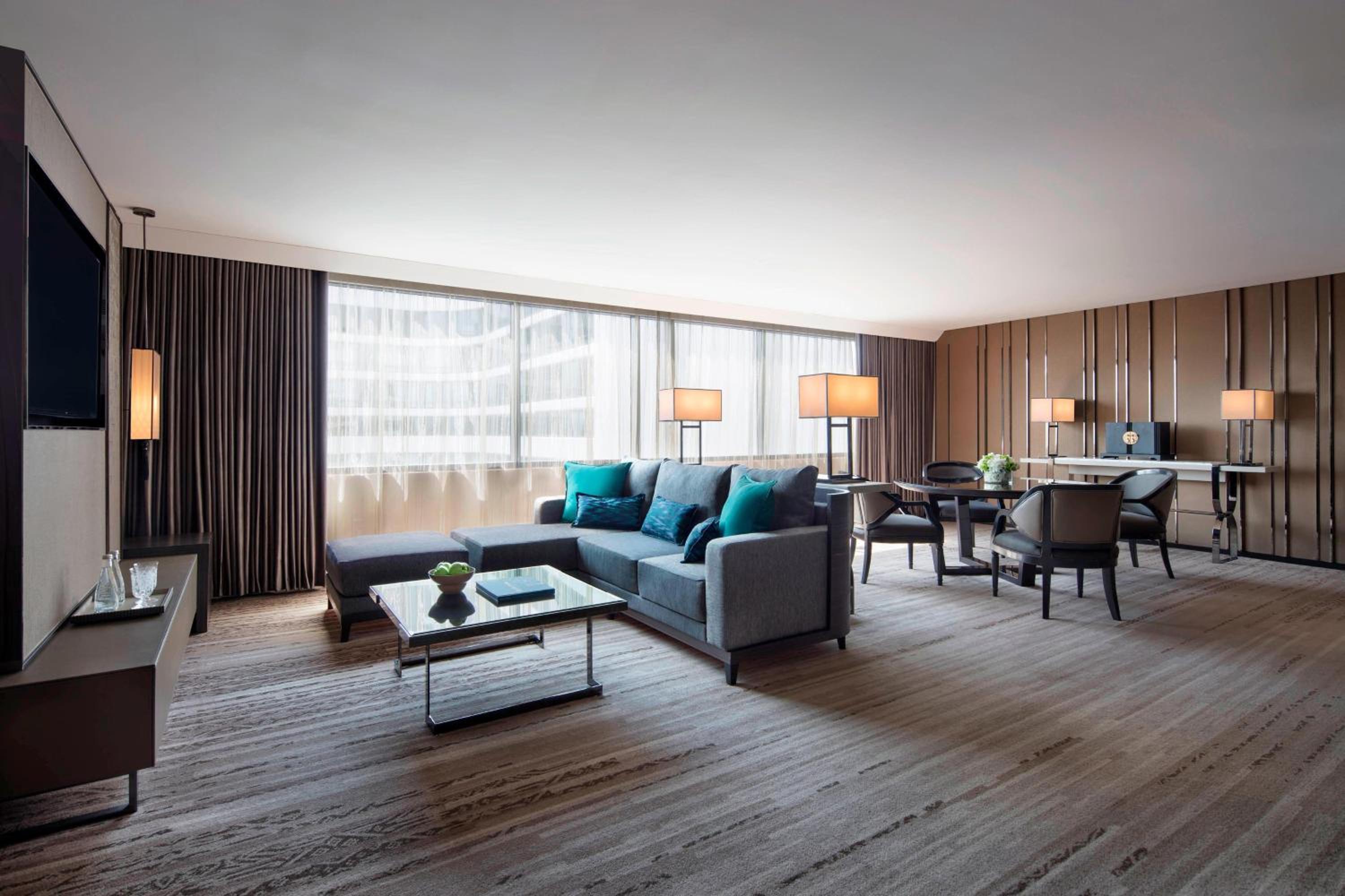Grand Marquis Suite, M Club lounge access, 1 Bedroom Executive Suite, 1 King photo 2