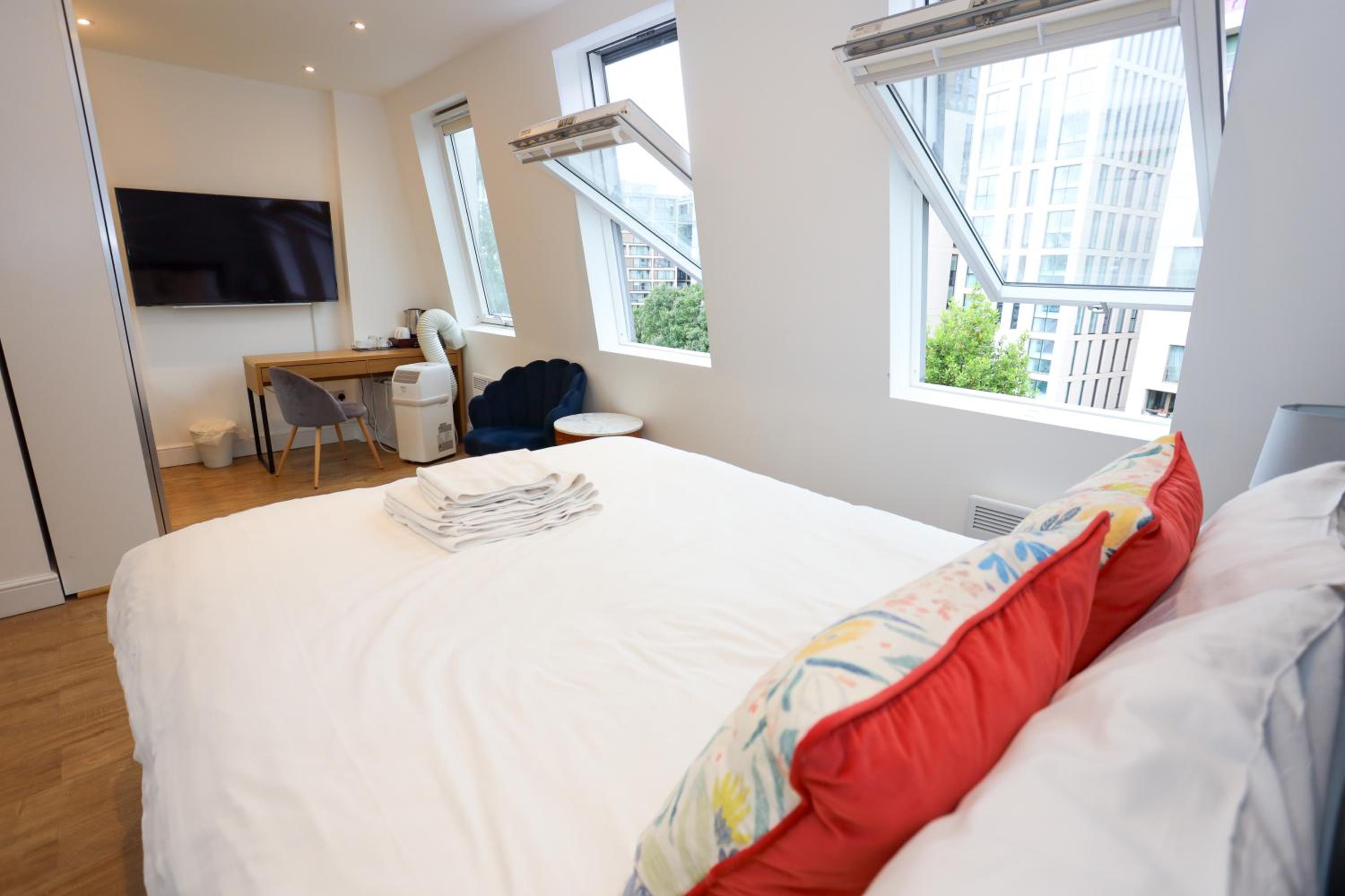 Deluxe King Room photo 2