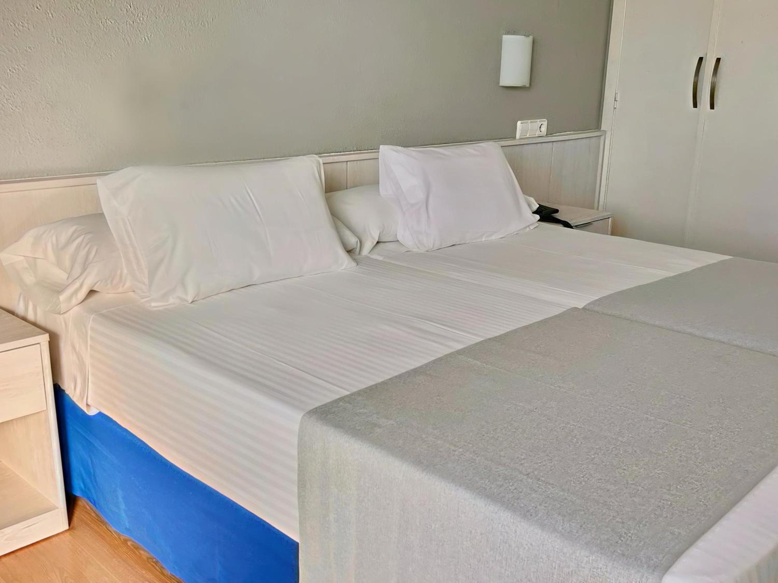 Twin Room with Sea View - Photo 6