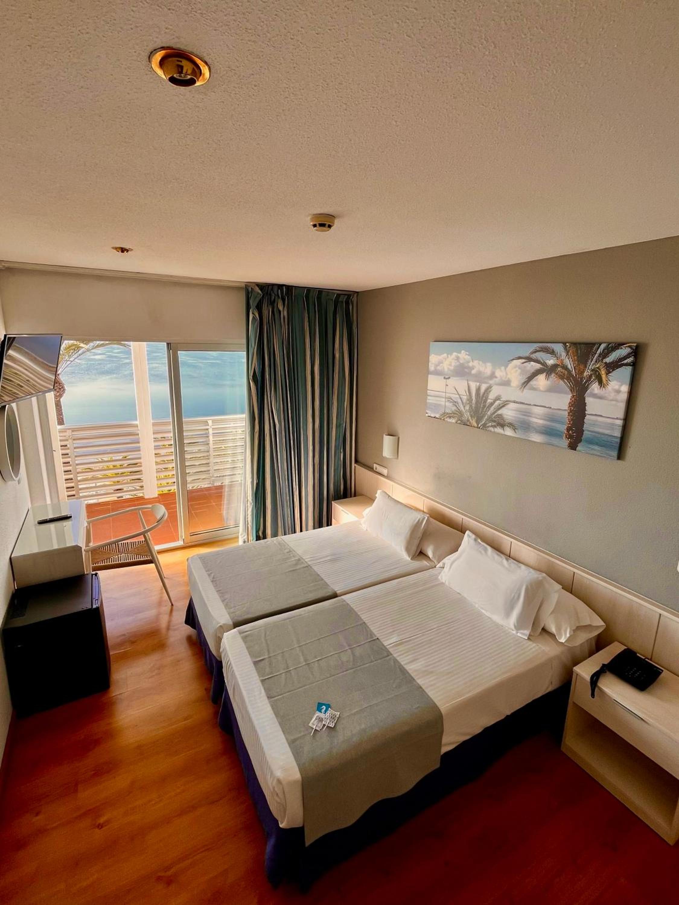 Twin Room with Sea View - Photo 8