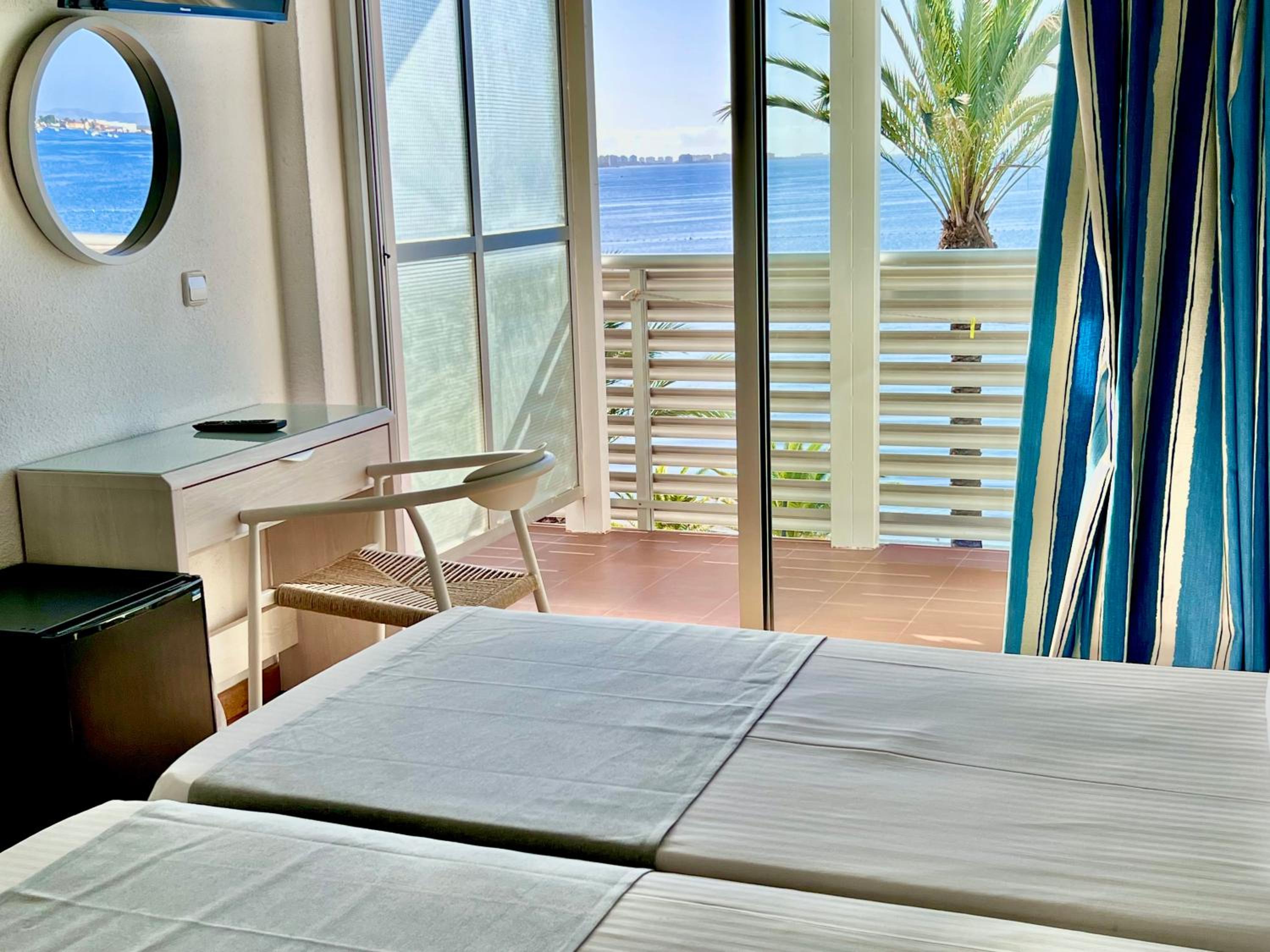 Twin Room with Sea View - Photo 4