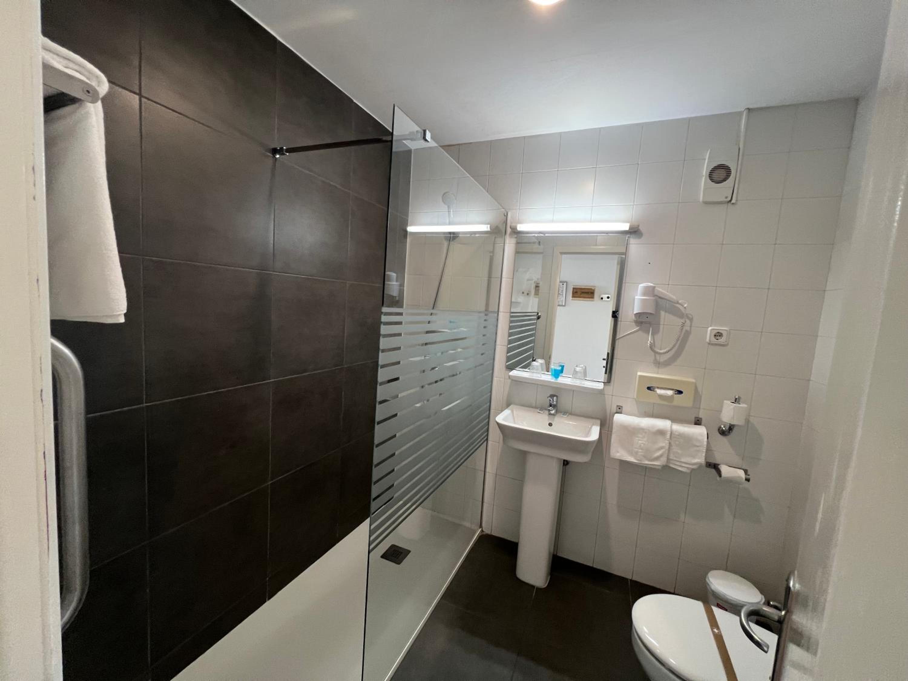 Twin Room with Sea View - Photo 11